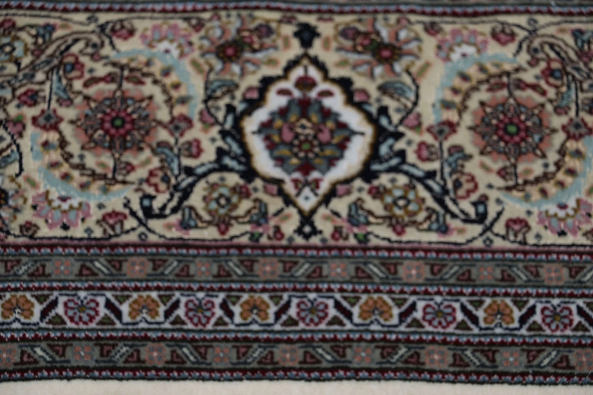 Wool & Silk Tabriz Persian Rug 202 × 265 cm, hand-knotted - Image 7