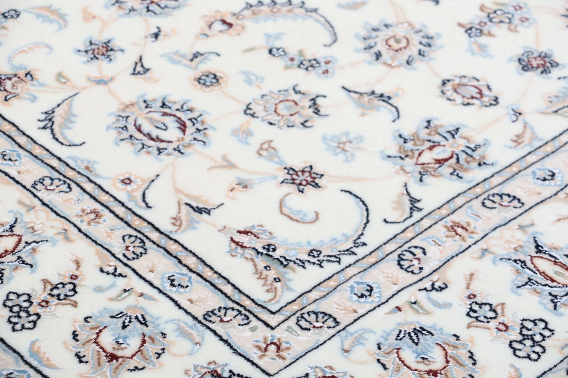 Wool & Silk Nain Persian Rug 170 × 245 cm, hand-knotted - Image 5