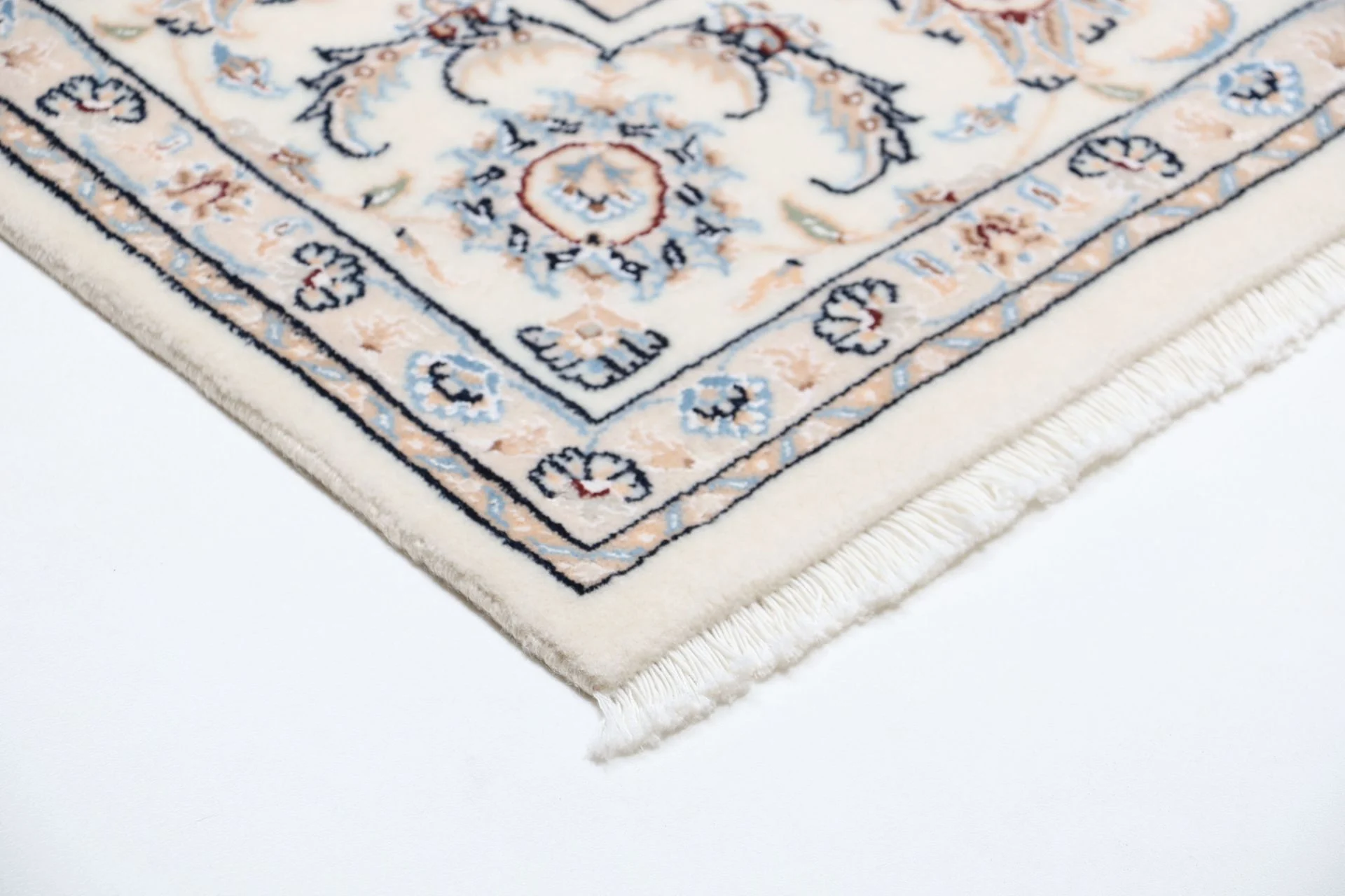 Wool & Silk Nain Persian Rug 170 × 245 cm, hand-knotted - Image 6