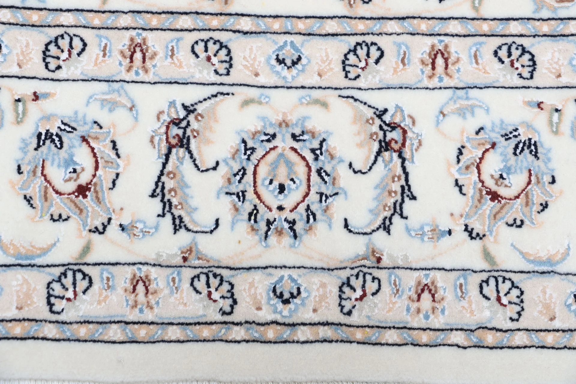 Wool & Silk Nain Persian Rug 170 × 245 cm, hand-knotted - Image 8