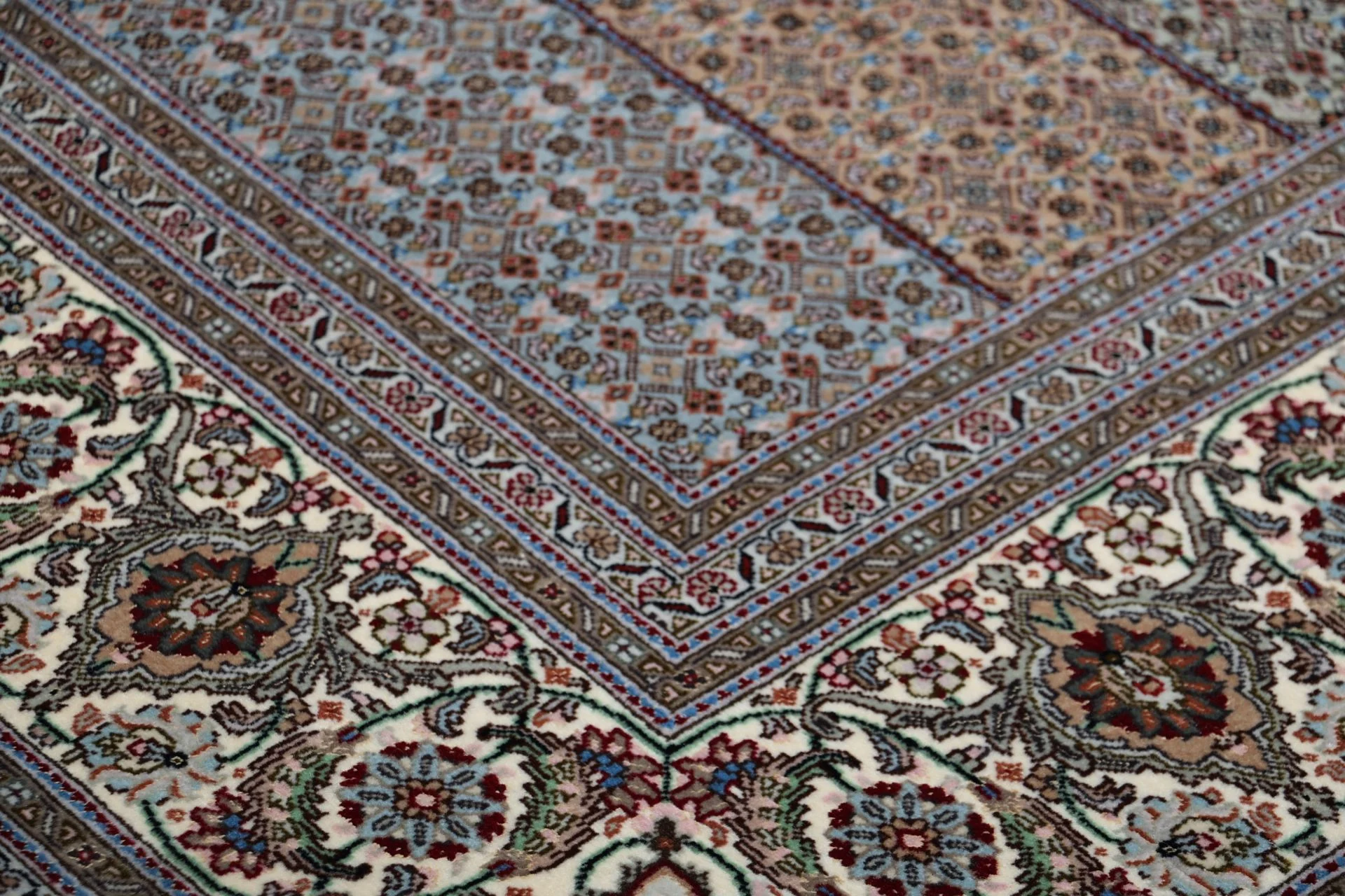 Tabriz Persian Rug 210 × 255 cm in Wool & Silk, hand-knotted - Image 5