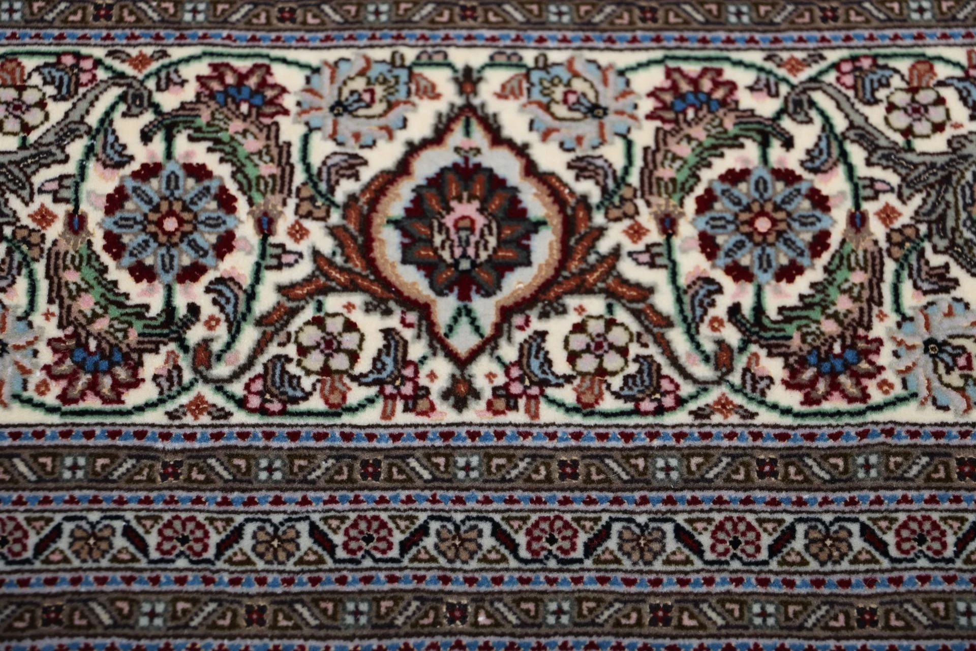 Tabriz Persian Rug 210 × 255 cm in Wool & Silk, hand-knotted - Image 7