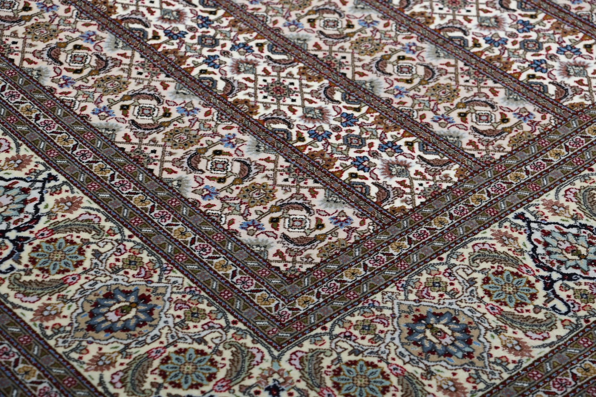 Wool & Silk Tabriz Persian Rug 193 × 253 cm, hand-knotted - Image 5
