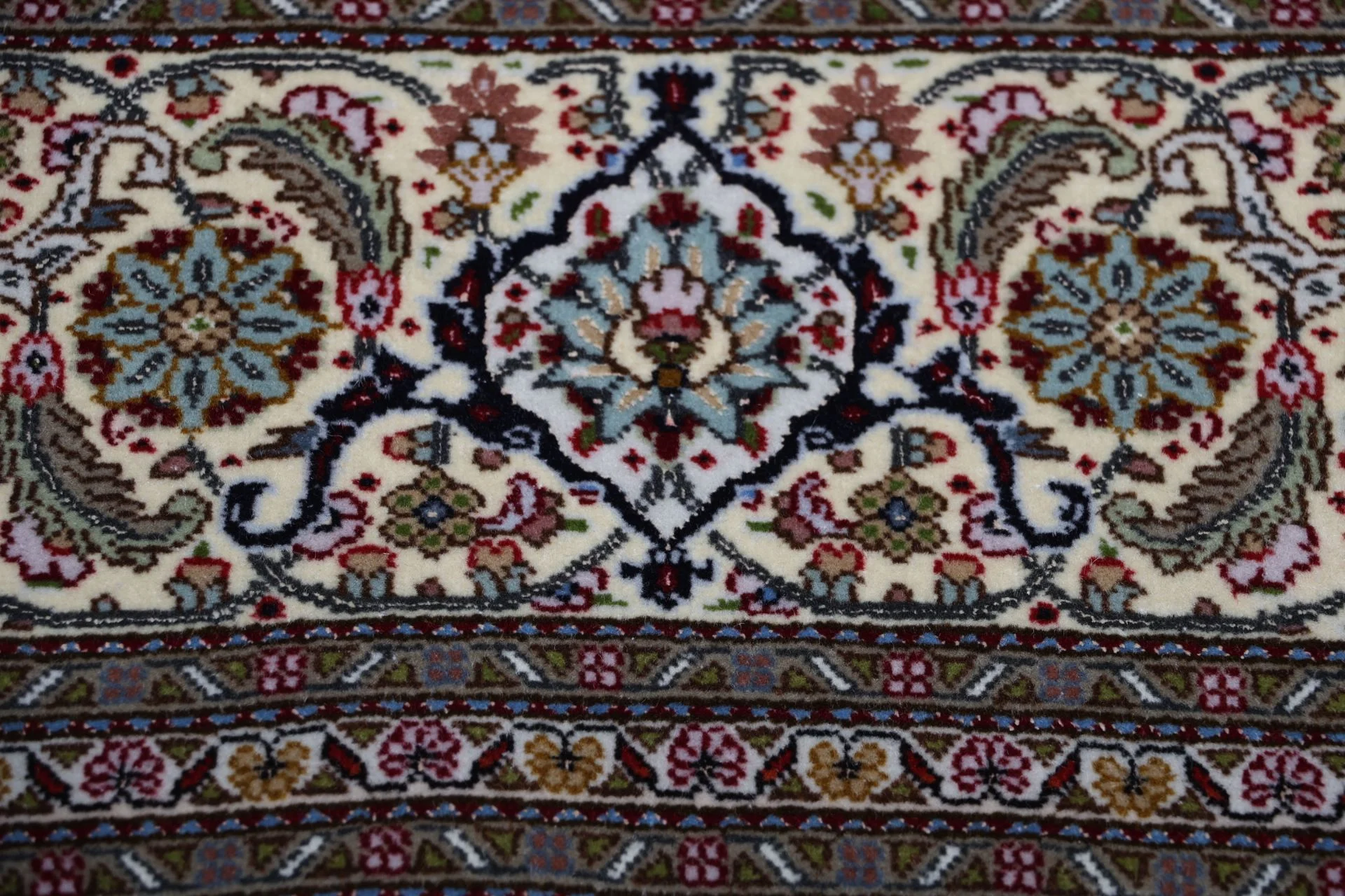 Wool & Silk Tabriz Persian Rug 193 × 253 cm, hand-knotted - Image 7