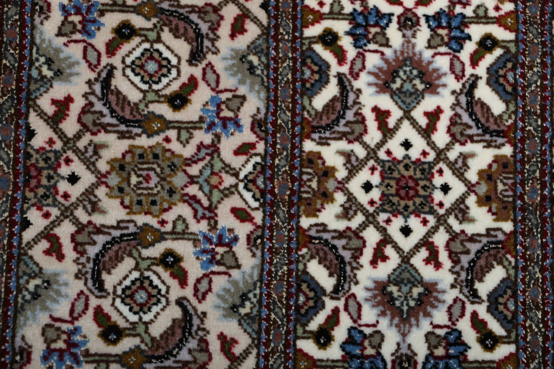 Wool & Silk Tabriz Persian Rug 193 × 253 cm, hand-knotted - Image 9