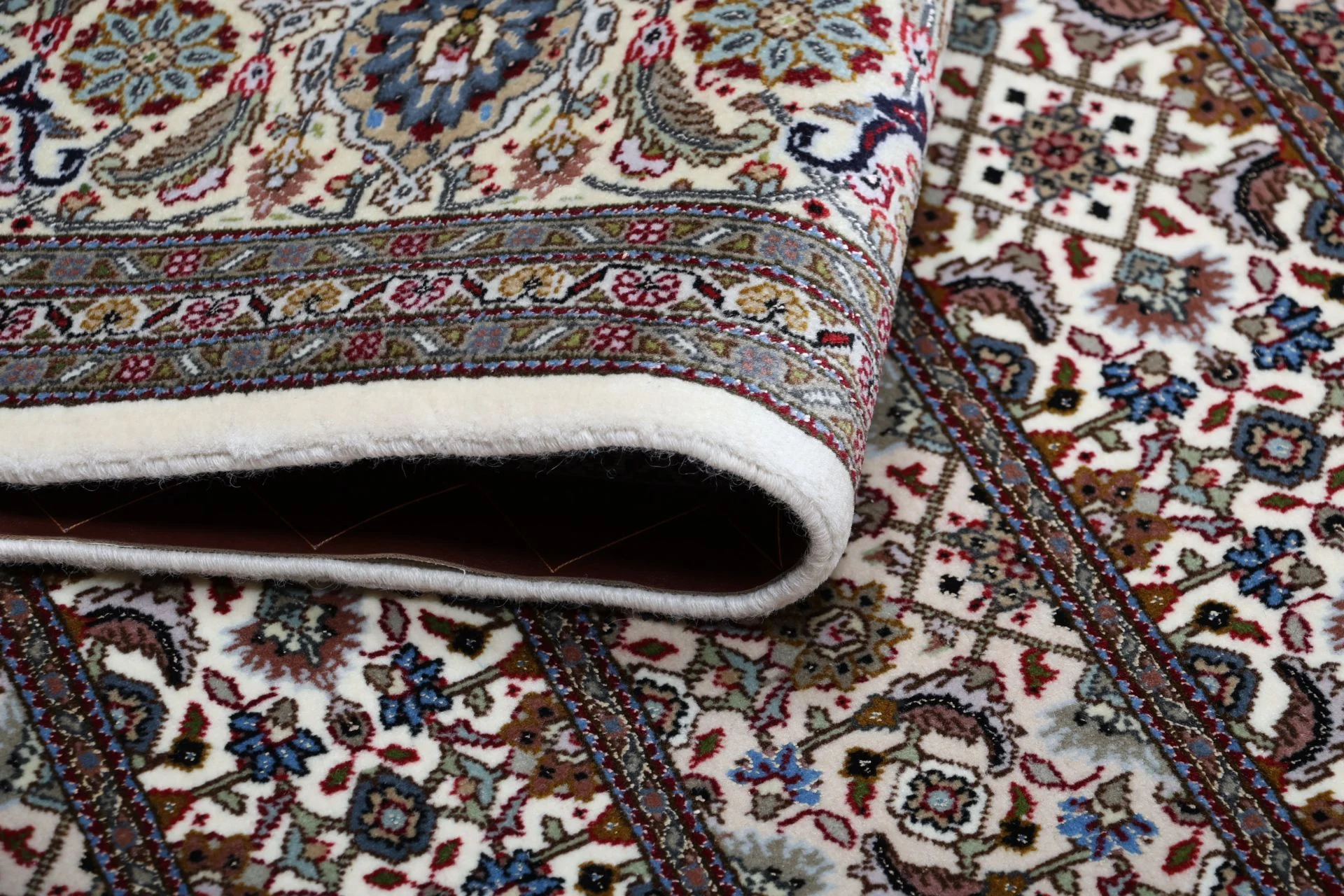 Wool & Silk Tabriz Persian Rug 193 × 253 cm, hand-knotted - Image 10
