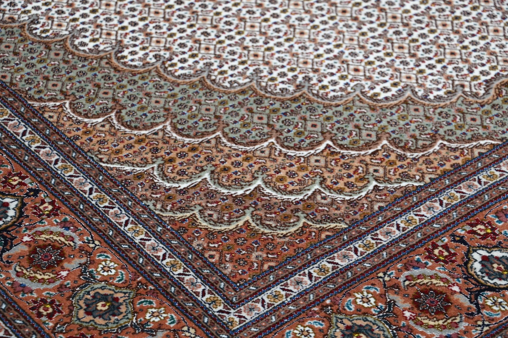Tabriz Persian Rug 172 × 250 cm in Wool & Silk, hand-knotted - Image 5