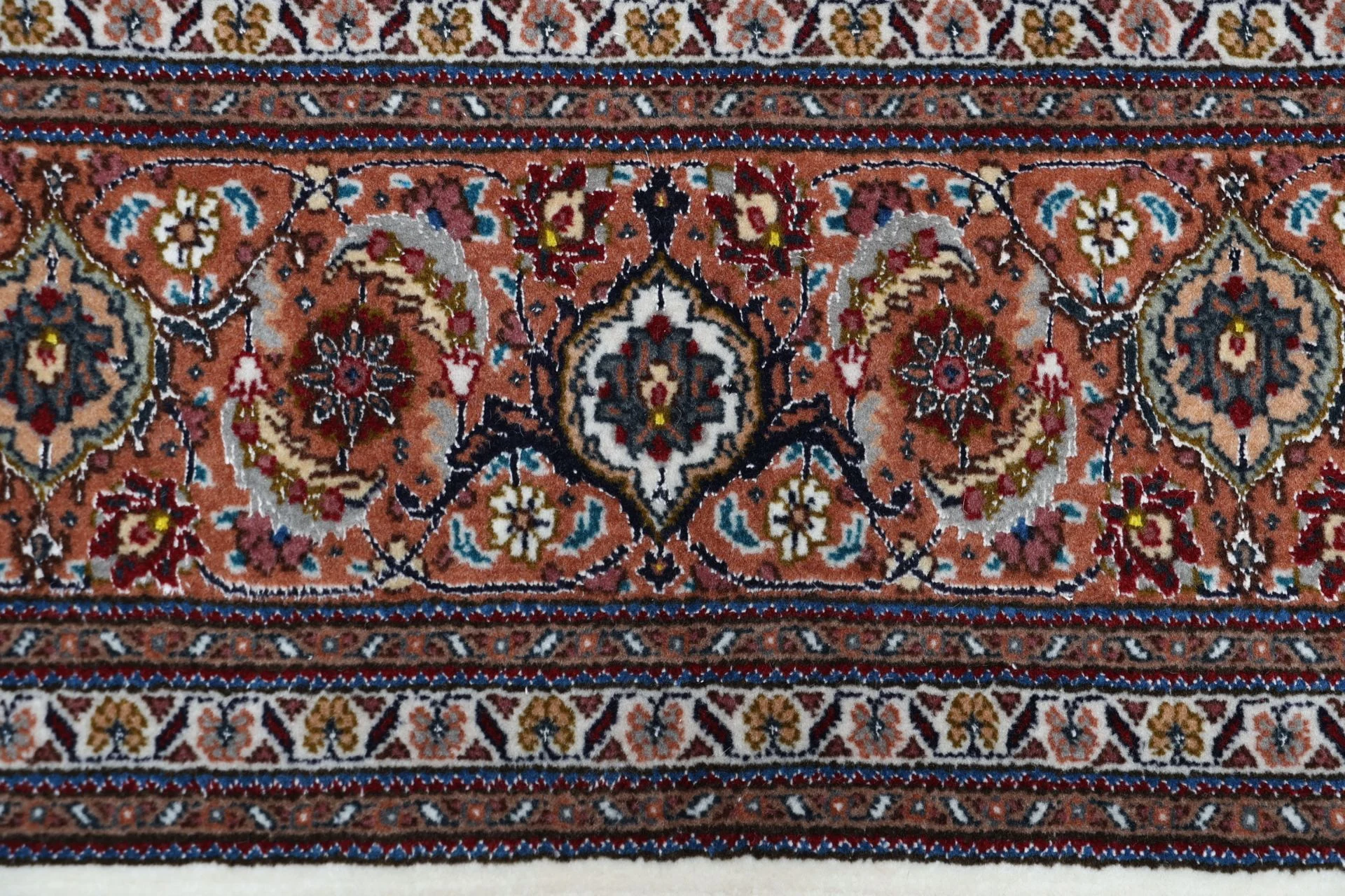 Tabriz Persian Rug 172 × 250 cm in Wool & Silk, hand-knotted - Image 8