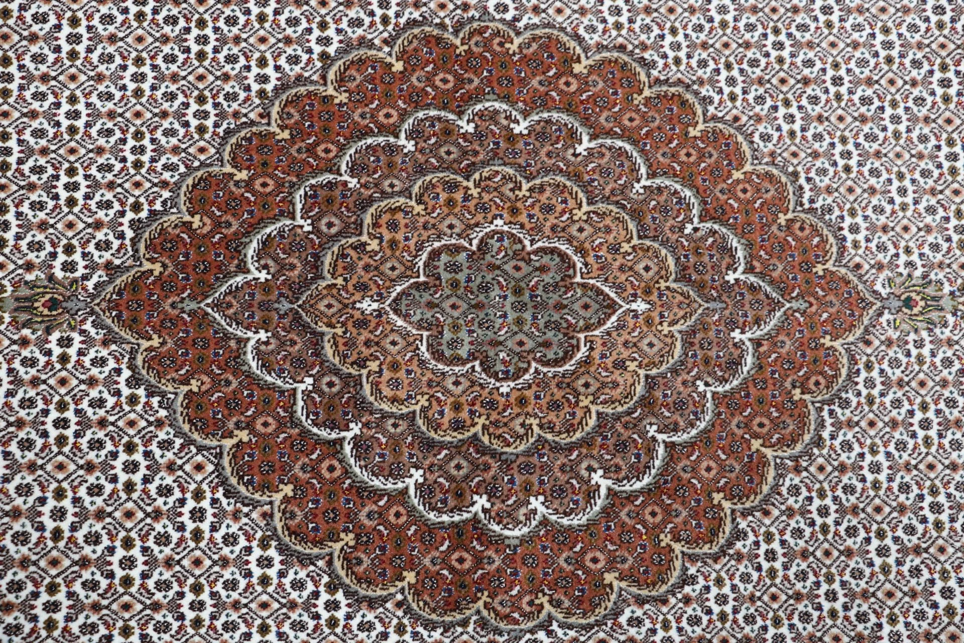 Tabriz Persian Rug 172 × 250 cm in Wool & Silk, hand-knotted - Image 9