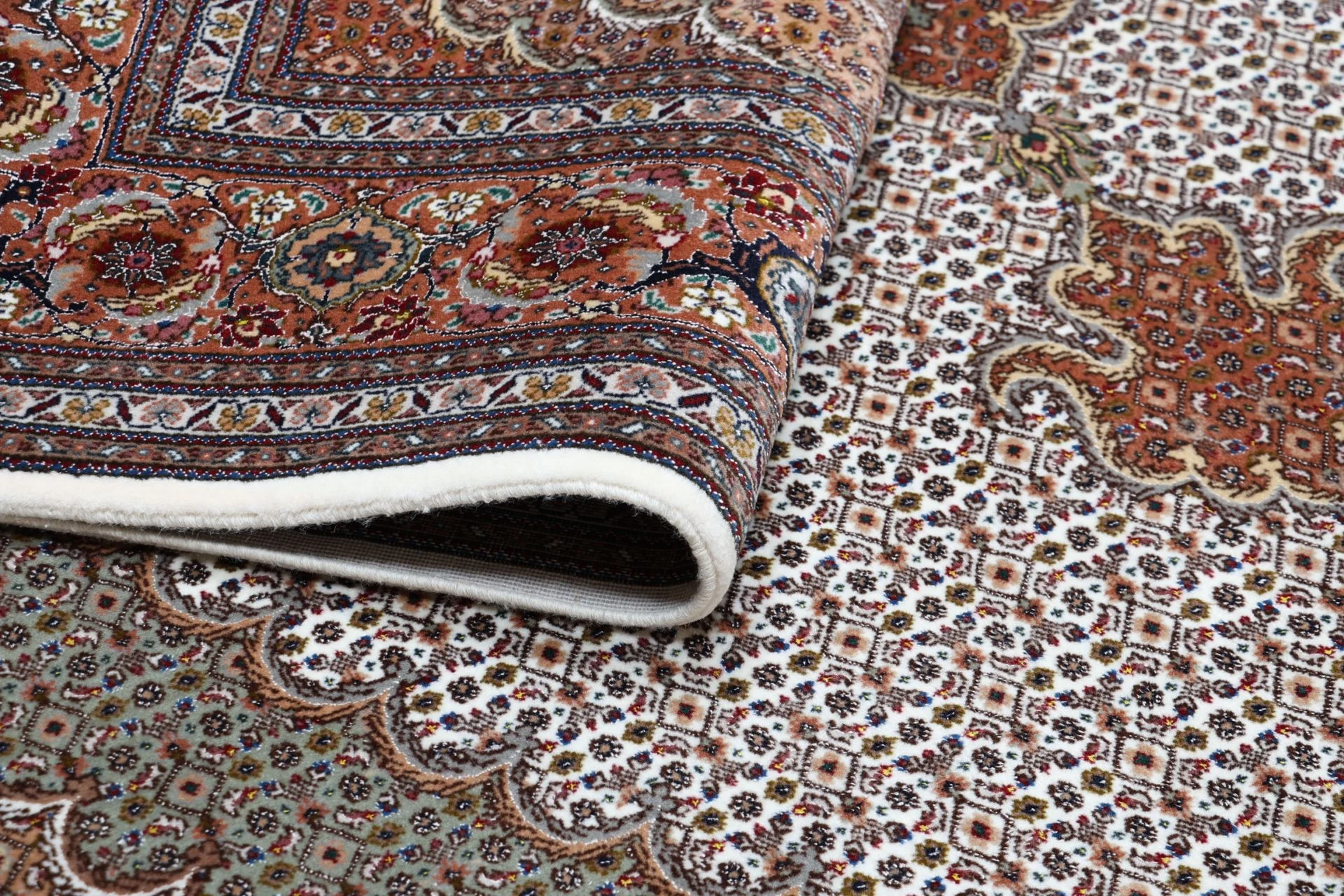 Tabriz Persian Rug 172 × 250 cm in Wool & Silk, hand-knotted - Image 10