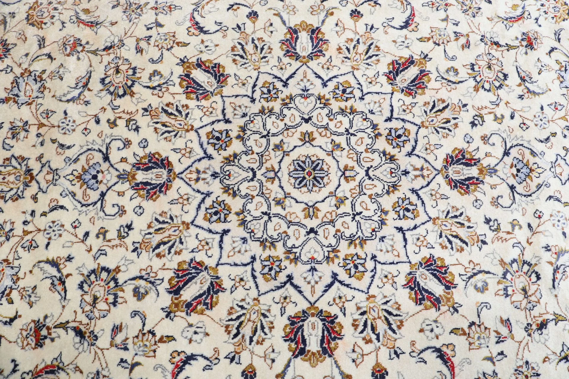 Kashan Persian Rug 237 × 343 cm in Wool, hand-knotted - Image 9