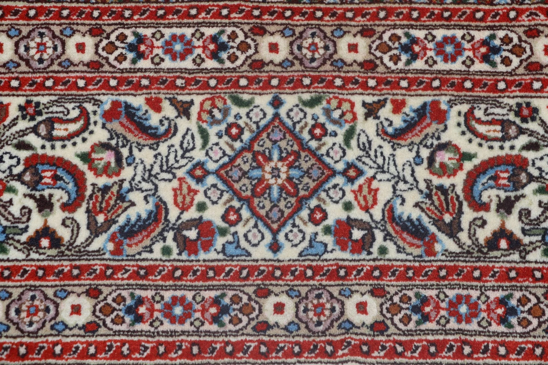 Moud Persian Rug 195 × 300 cm in Wool & Silk, hand-knotted - Image 8