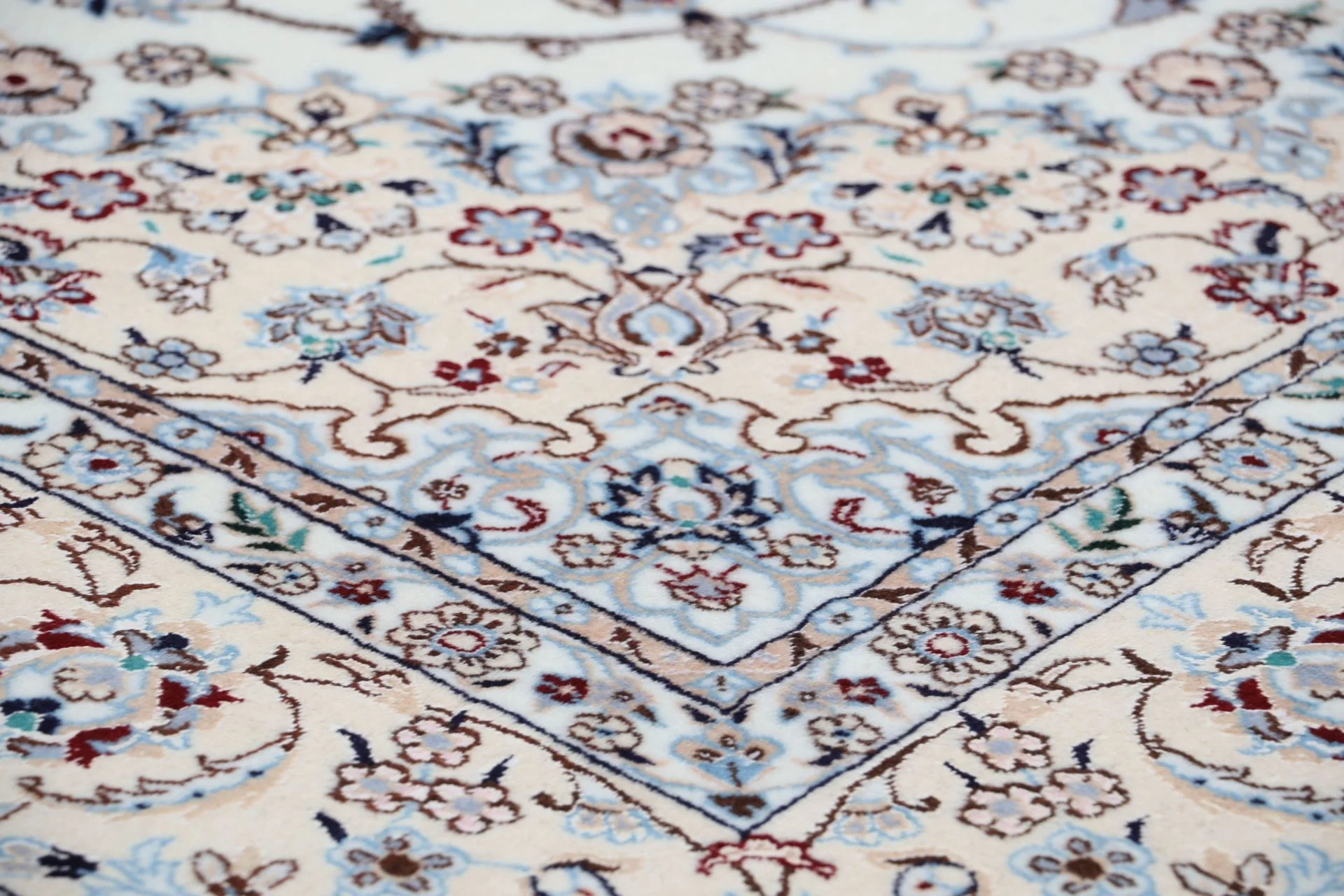 Nain Persian Rug 150 × 240 cm in Wool & Silk, hand-knotted - Image 5