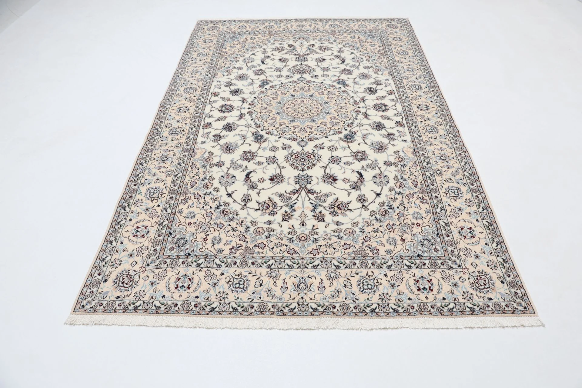 Nain Persian Rug 150 × 240 cm in Wool & Silk, hand-knotted - Image 7