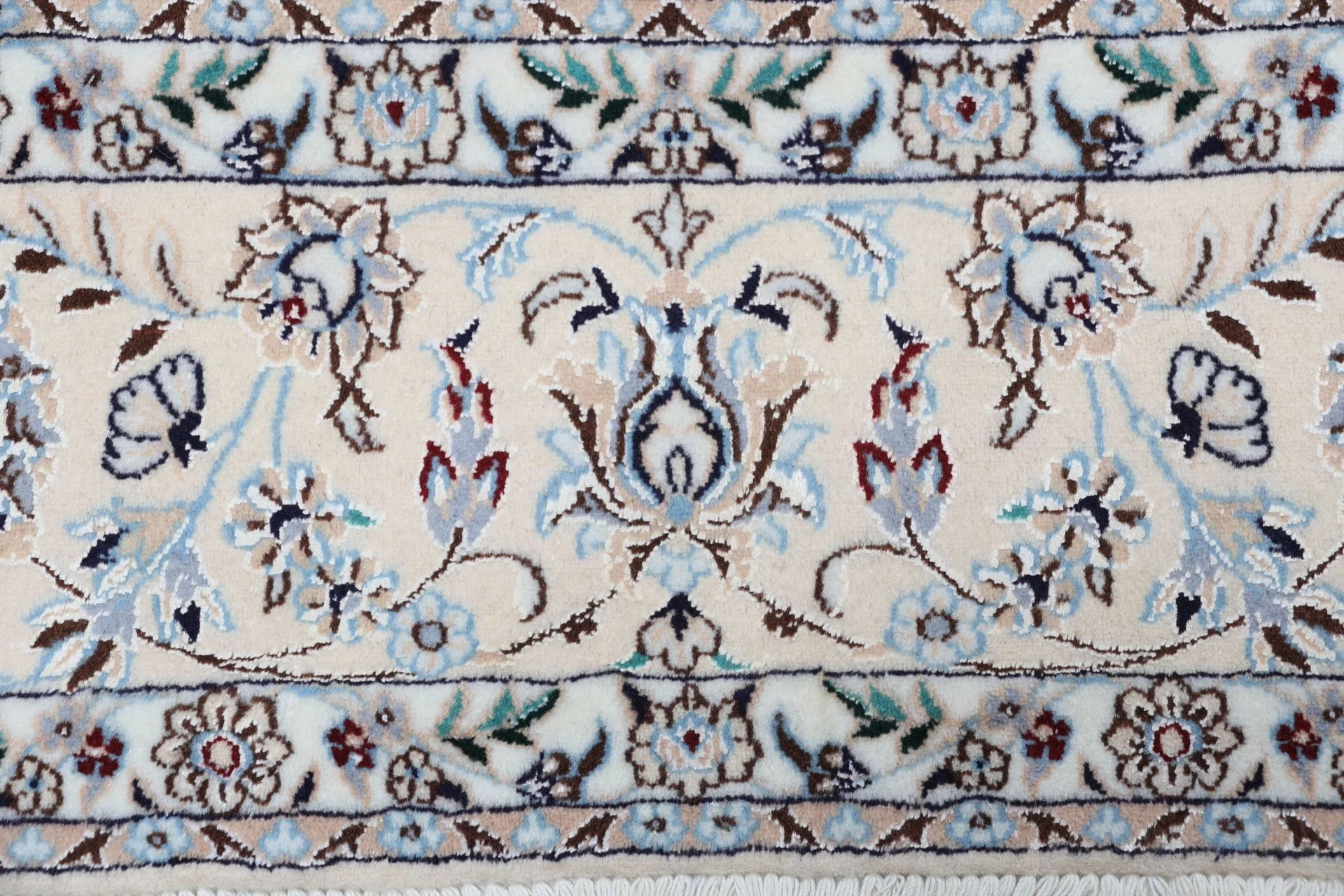 Nain Persian Rug 150 × 240 cm in Wool & Silk, hand-knotted - Image 8
