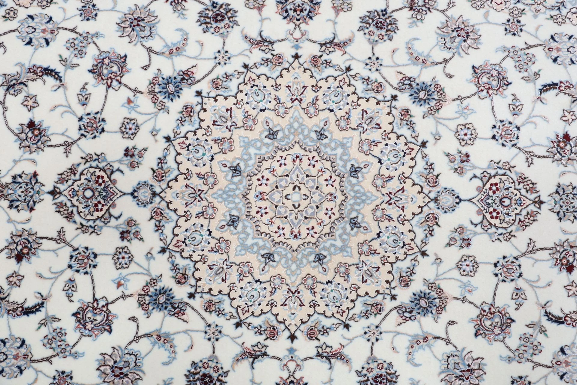 Nain Persian Rug 150 × 240 cm in Wool & Silk, hand-knotted - Image 9