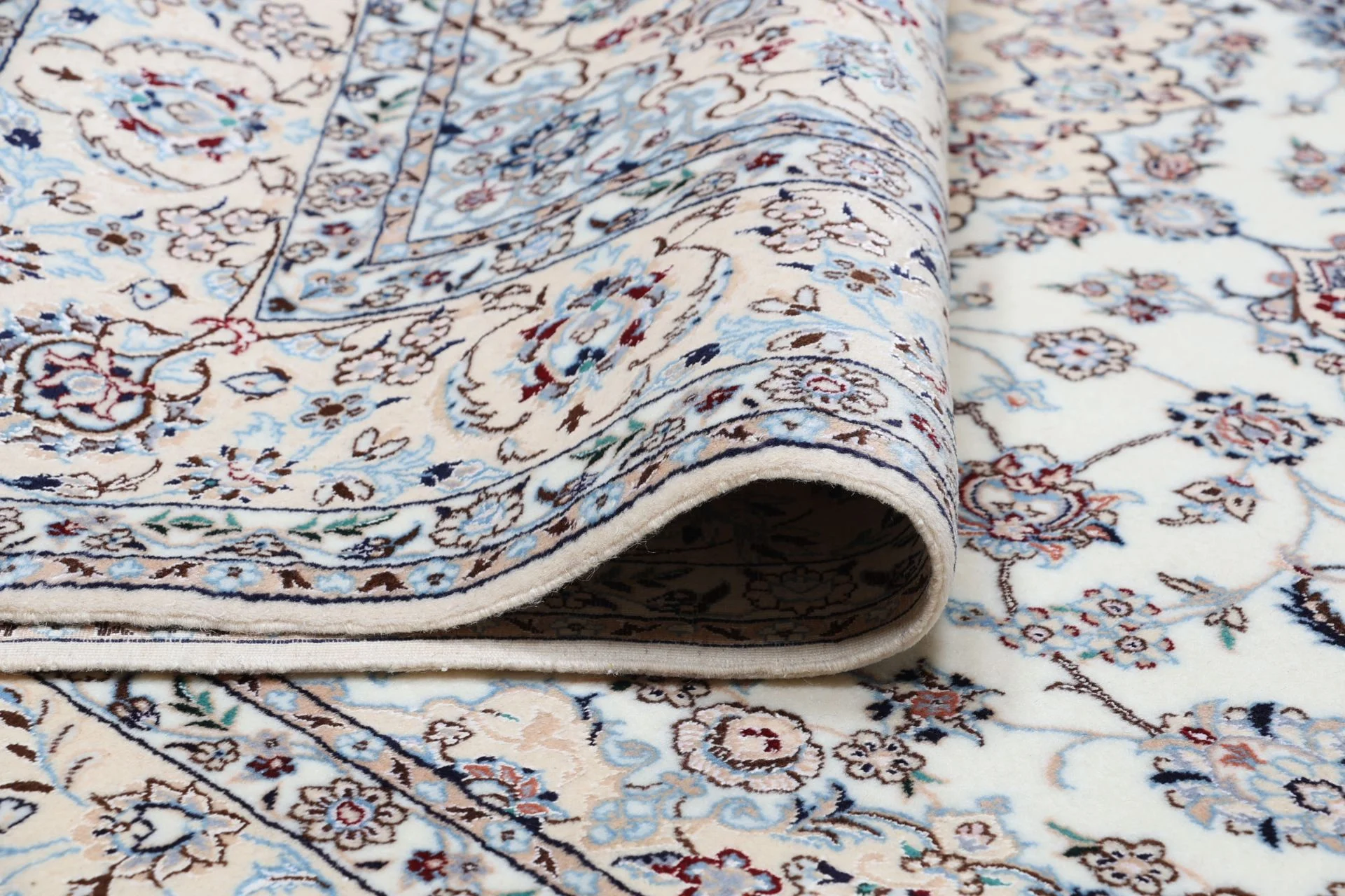 Nain Persian Rug 150 × 240 cm in Wool & Silk, hand-knotted - Image 10