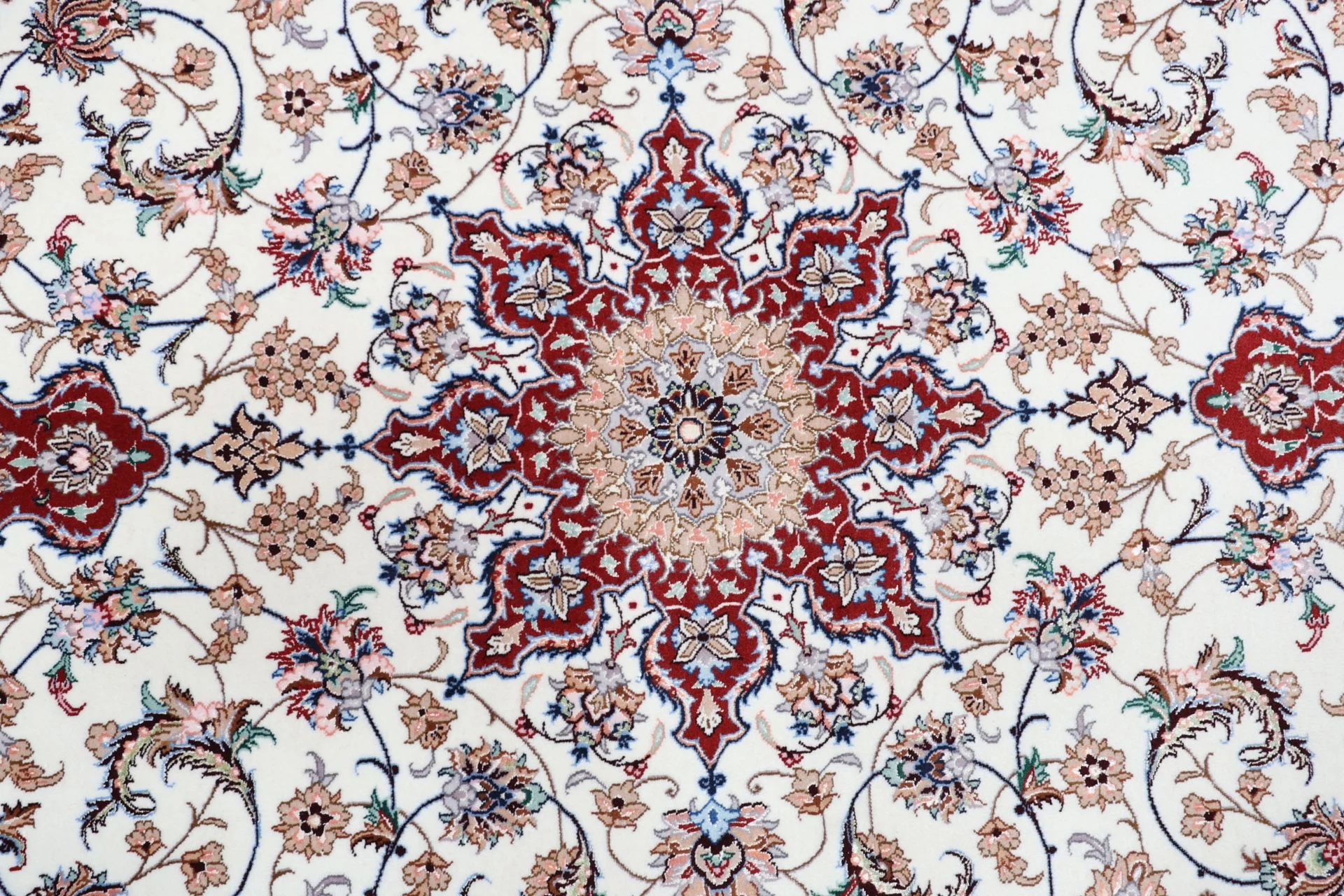 Wool & Silk Isfahan Persian Rug 157 × 230 cm, hand-knotted - Image 9