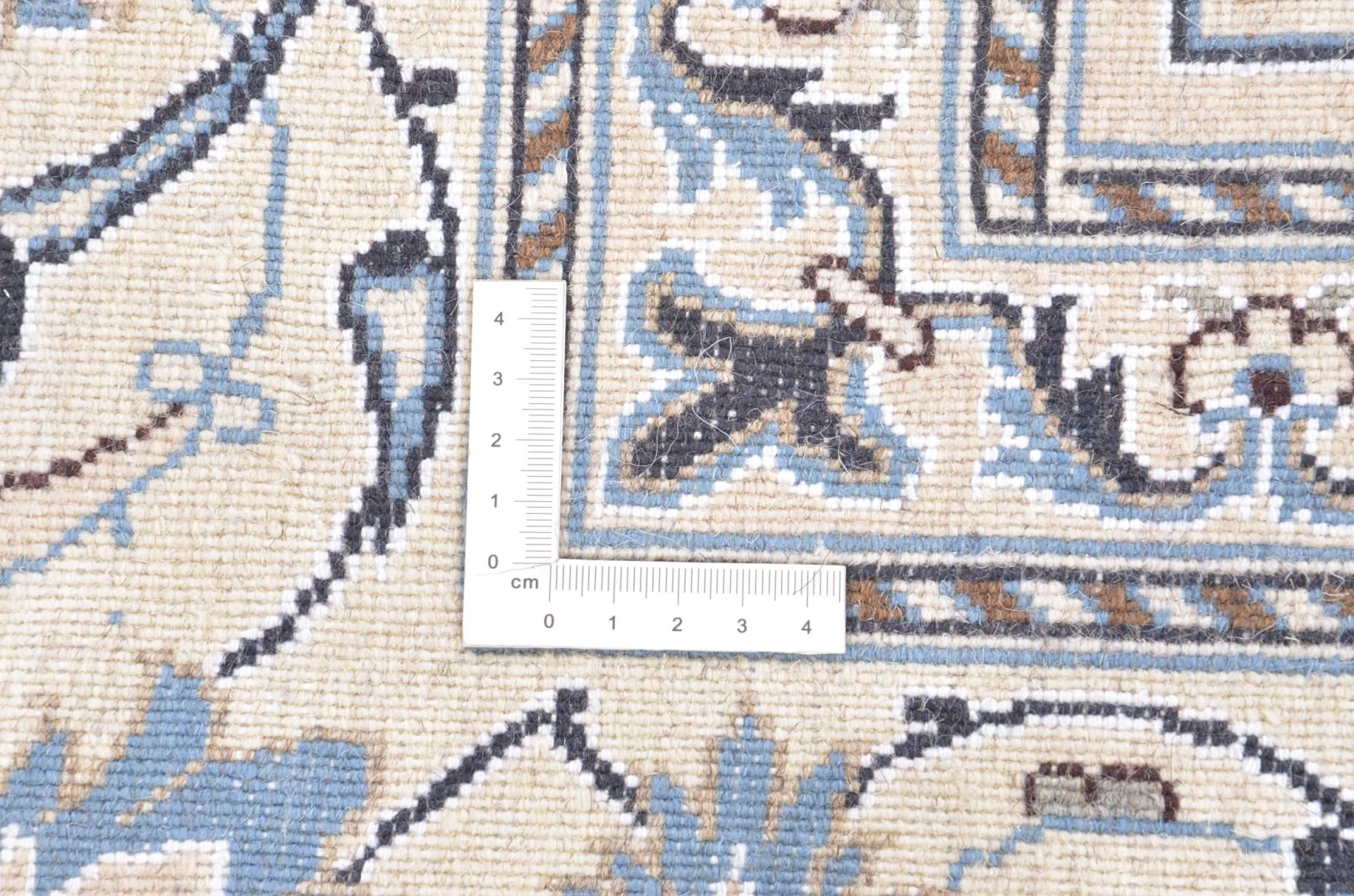 Nain Persian Rug 201 × 302 cm in Wool, hand-knotted - Image 3
