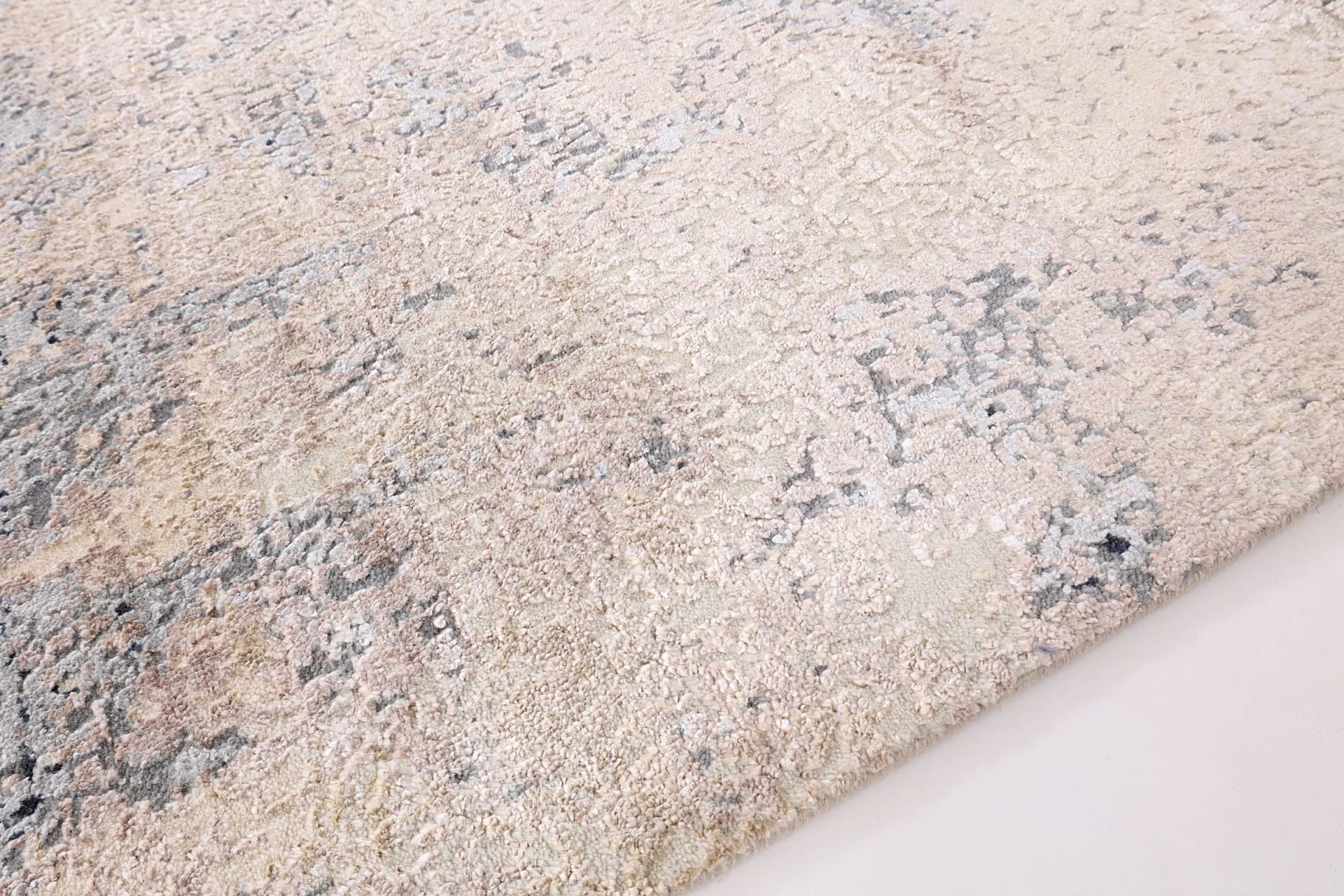 Hand-Knotted Indian Rug, 202 × 304 cm, Wool & Silk - Image 4