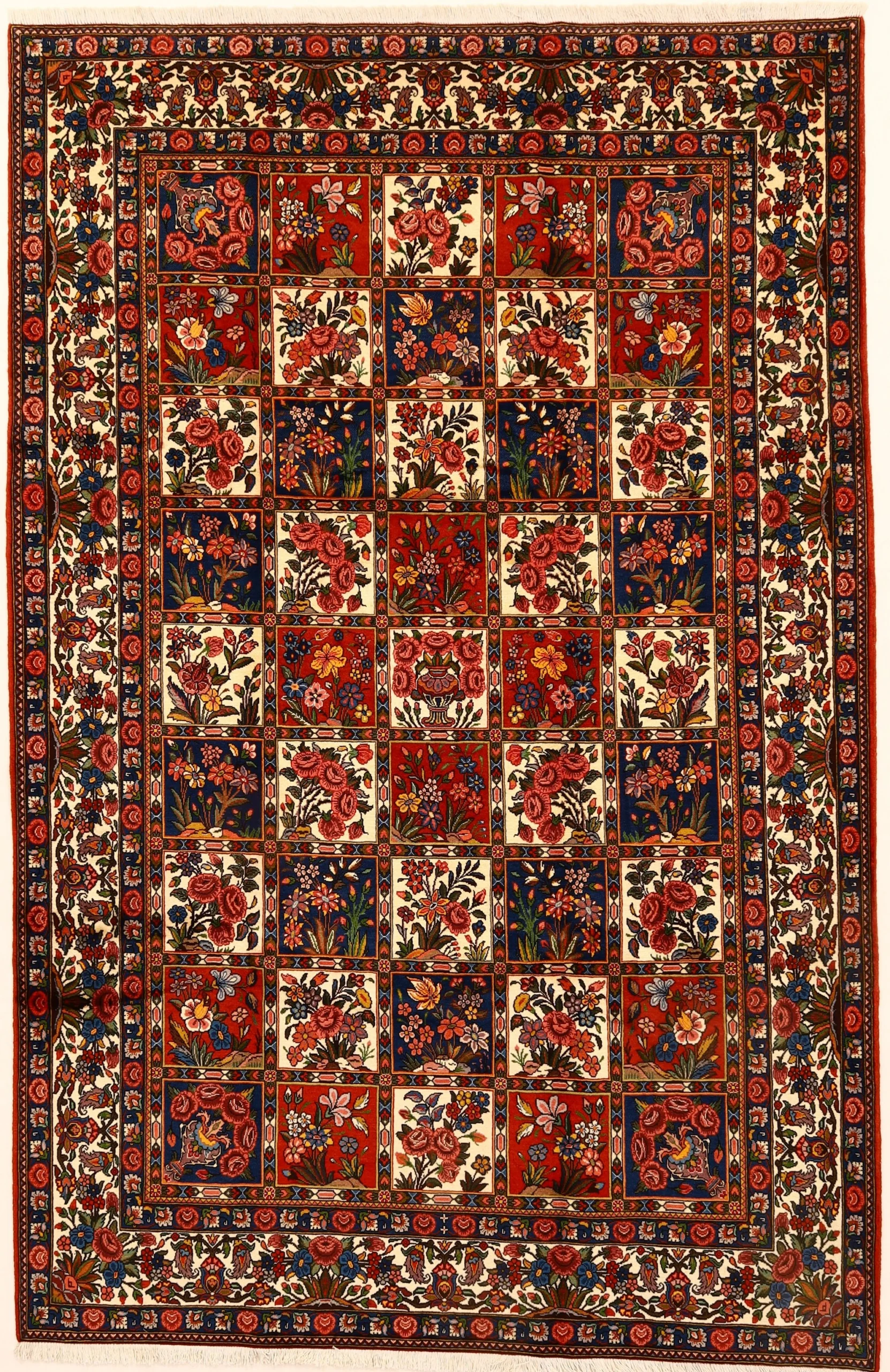 Wool Bakhtiari Persian Rug 322 × 208 cm, hand-knotted
