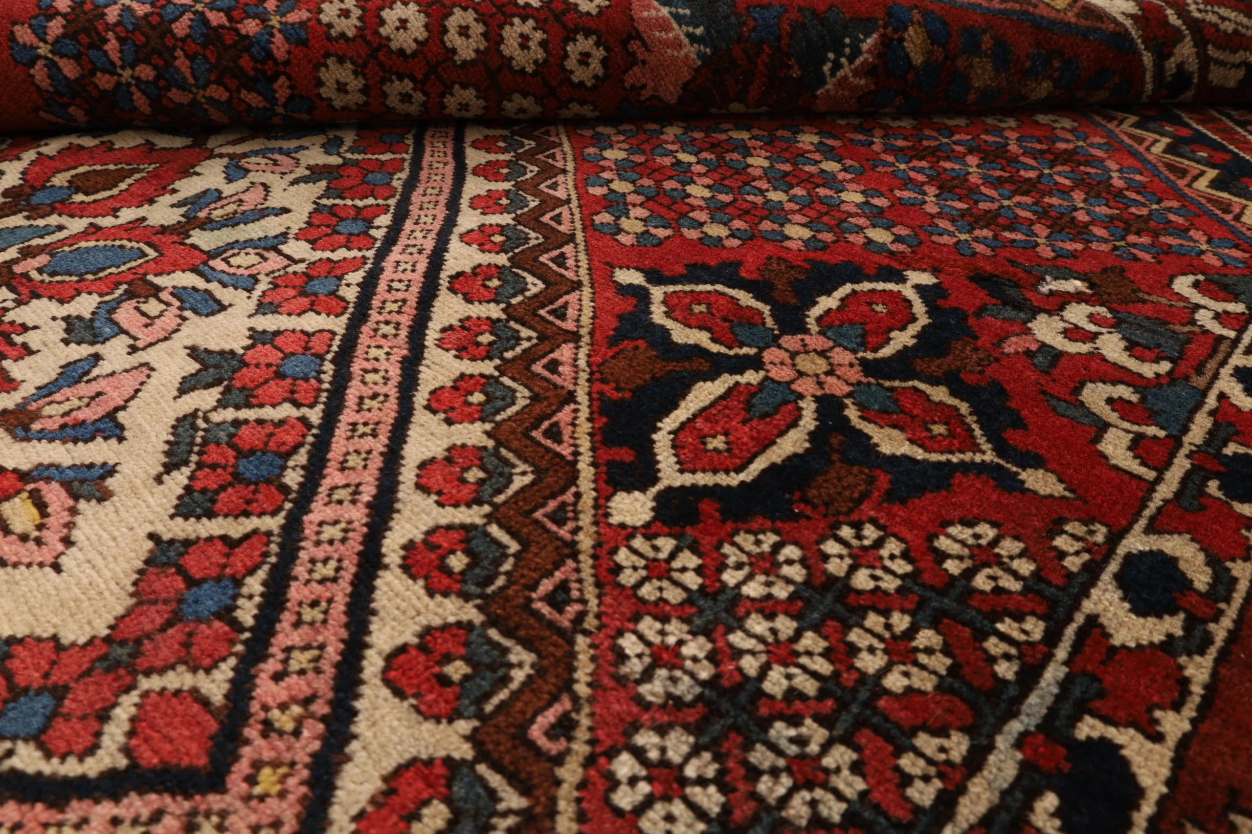 Wool Bakhtiari Persian Rug 208 × 137 cm, hand-knotted - Image 11