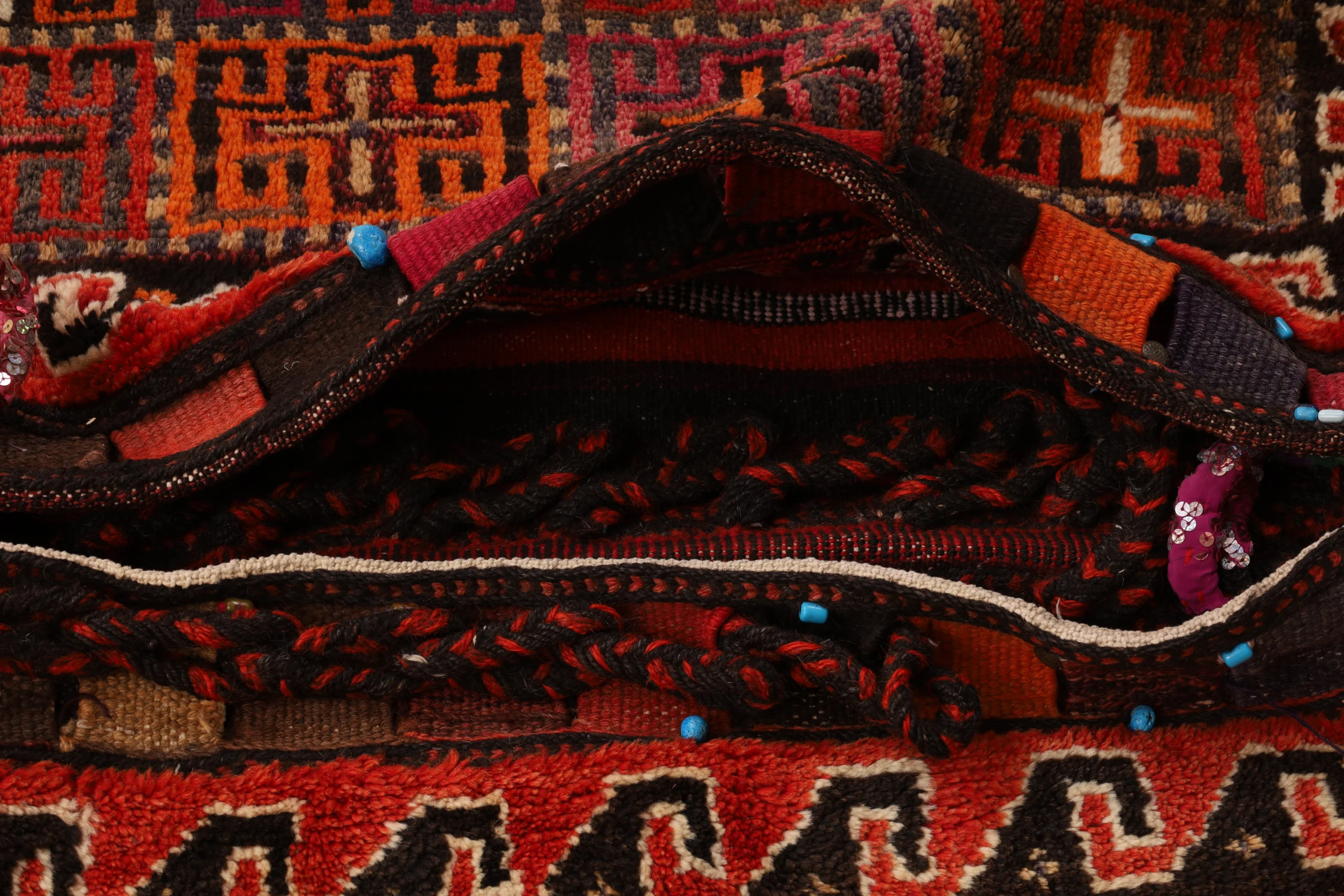 Qashqai Persian Rug 138 × 127 cm in Wool, hand-knotted - Image 5