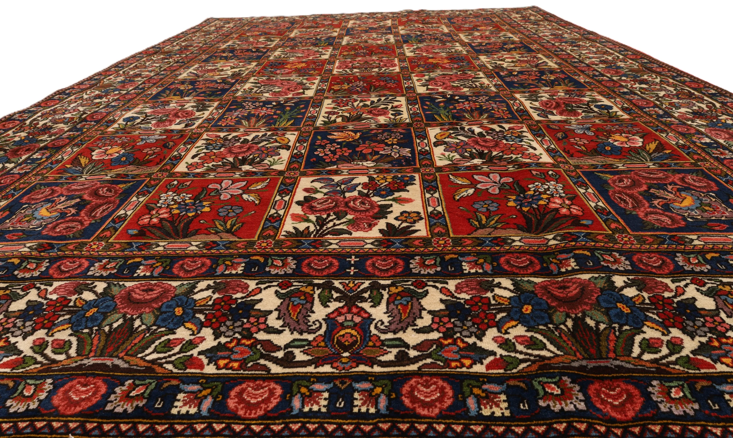 Wool Bakhtiari Persian Rug 322 × 208 cm, hand-knotted - Image 4