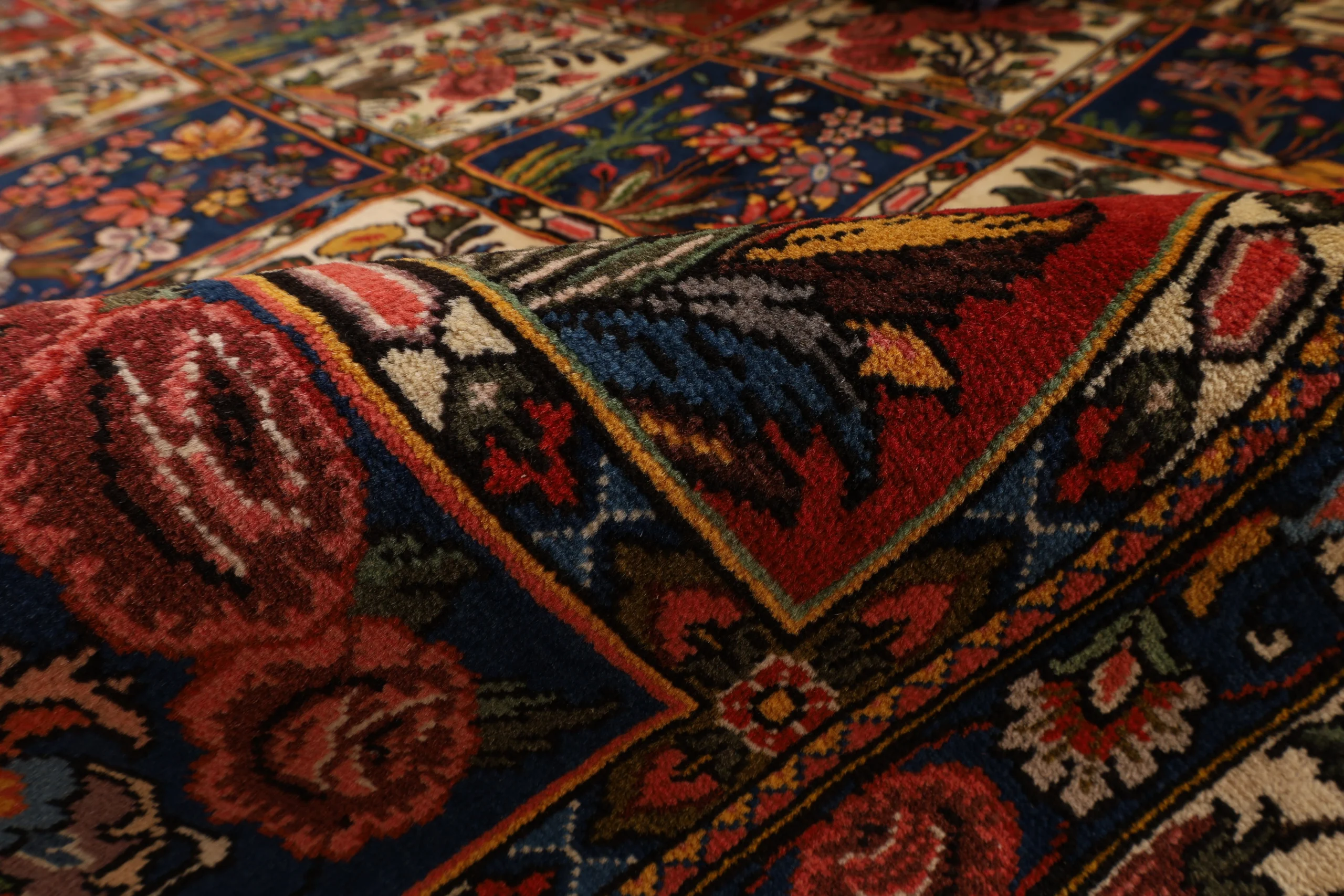 Wool Bakhtiari Persian Rug 322 × 208 cm, hand-knotted - Image 6