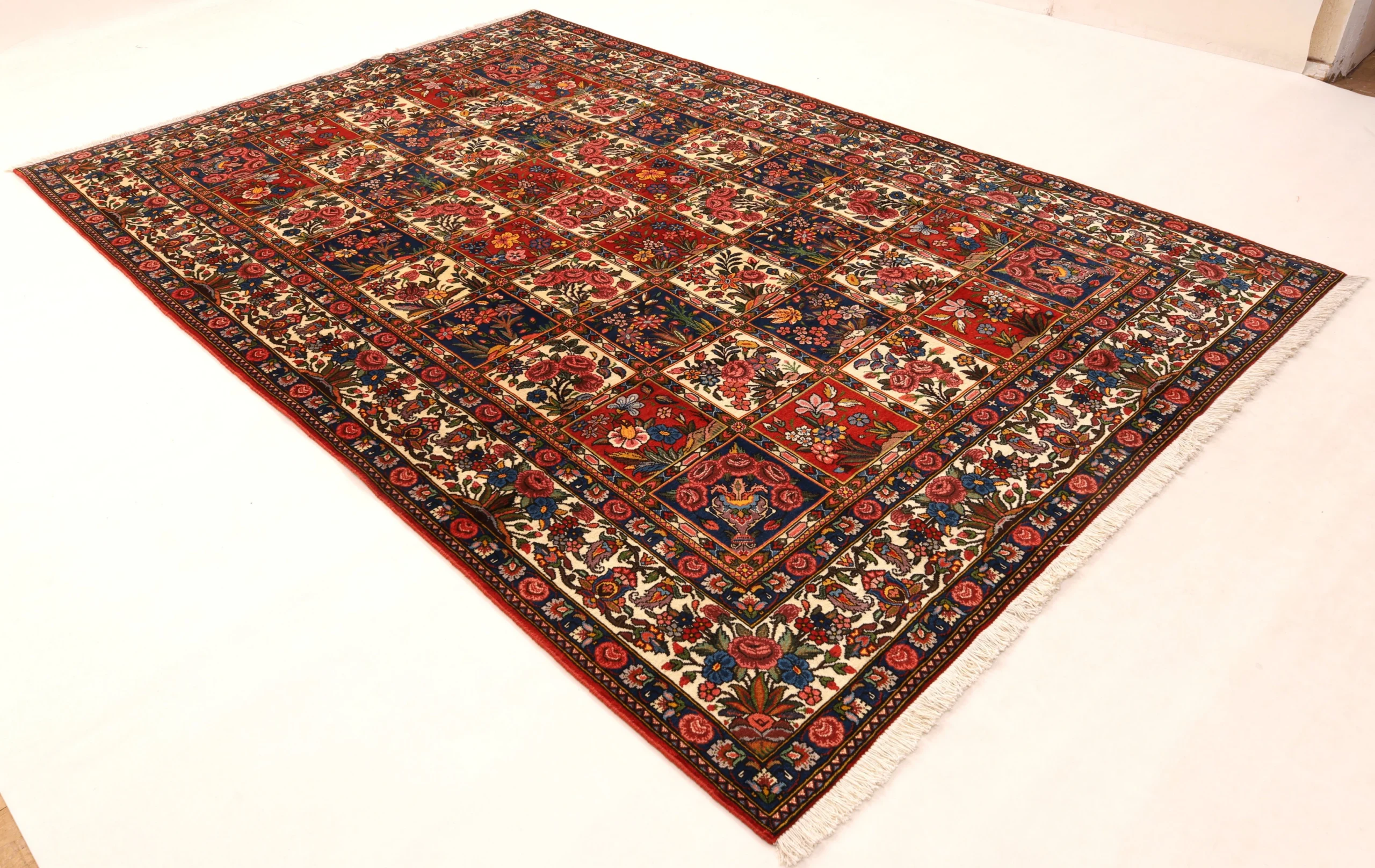 Wool Bakhtiari Persian Rug 322 × 208 cm, hand-knotted - Image 11