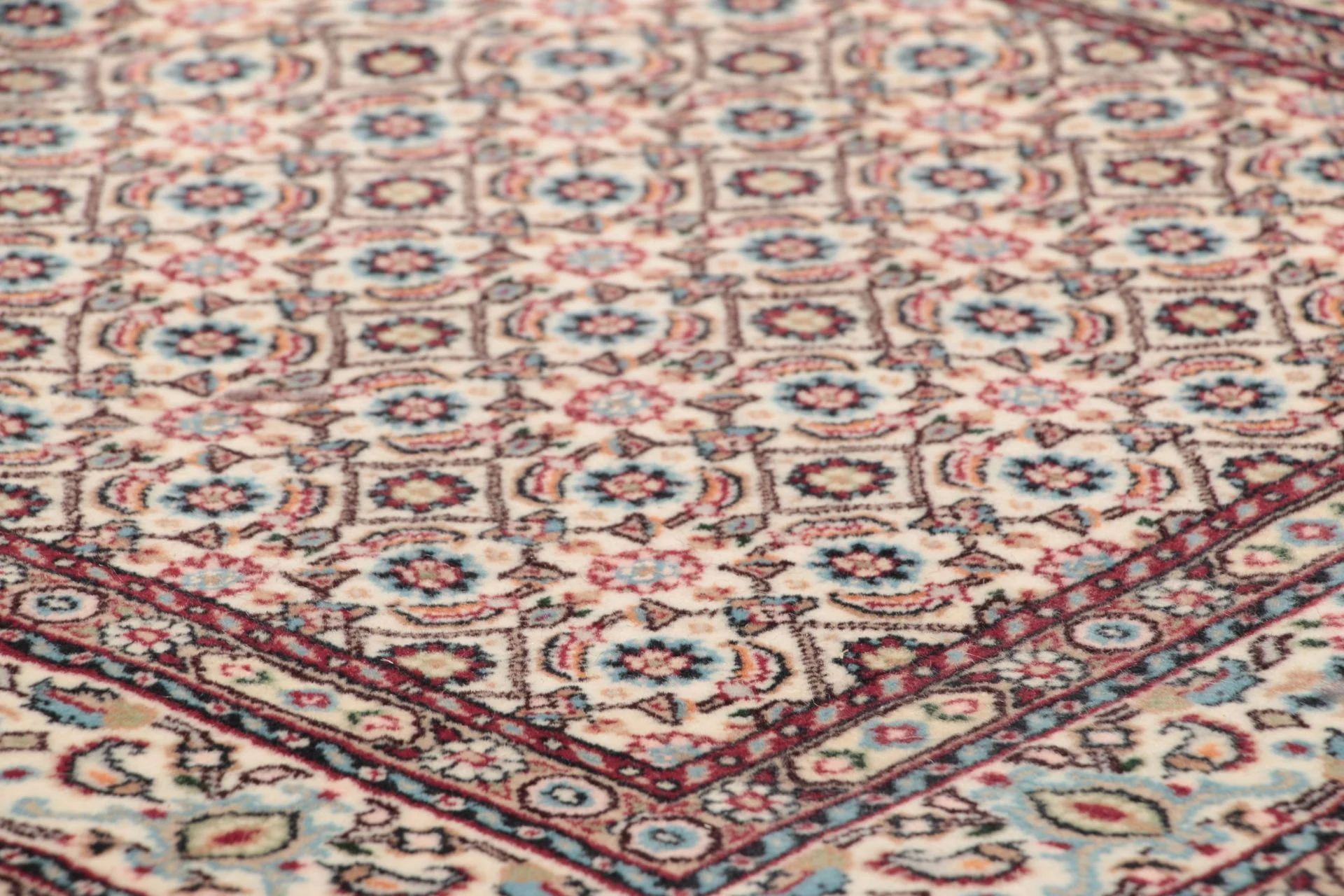 Moud Persian Rug 83 × 395 cm in Wool & Silk, hand-knotted - Image 4