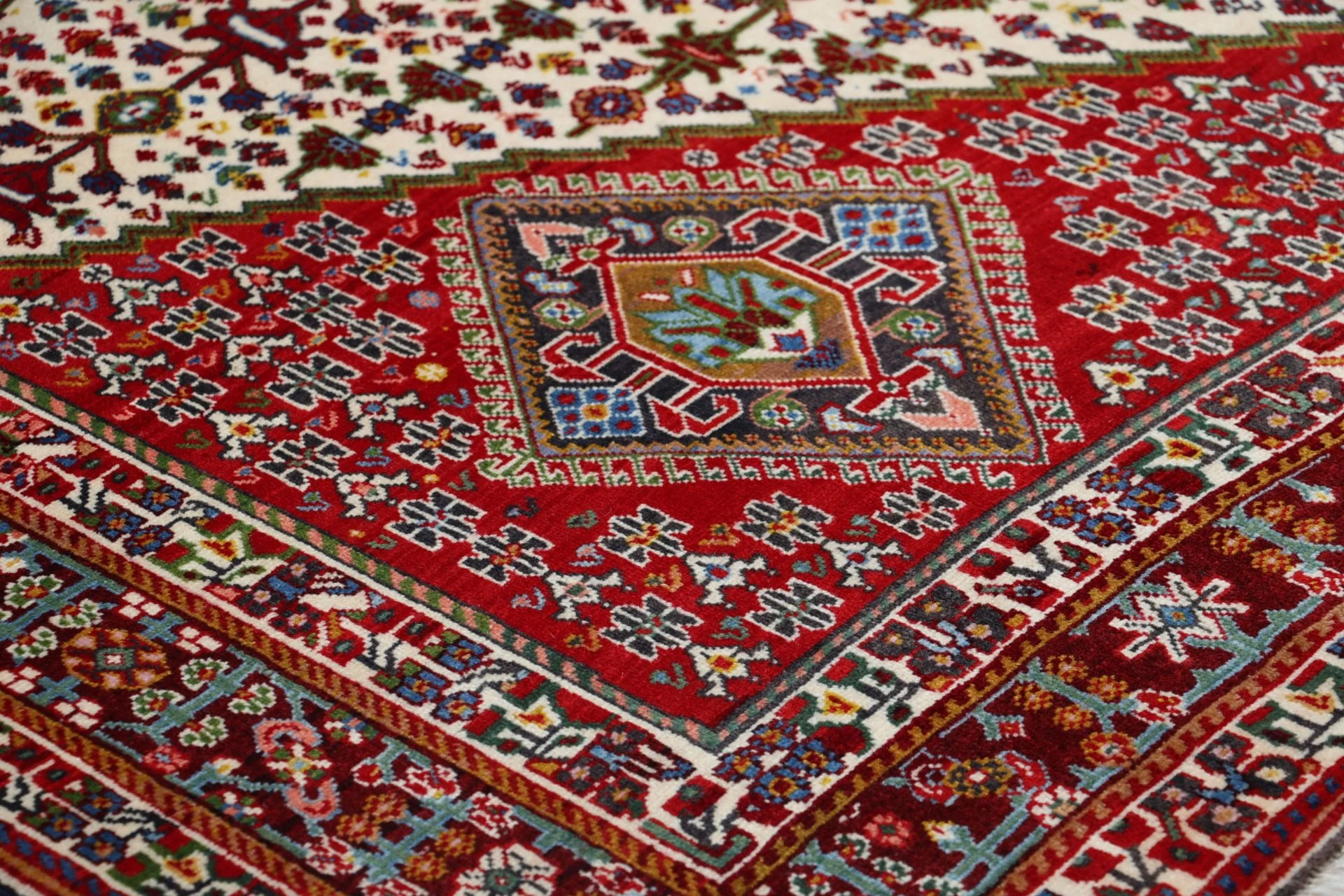 Hand-Knotted Qashqai Persian Rug, 205 × 308 cm, Wool - Image 5