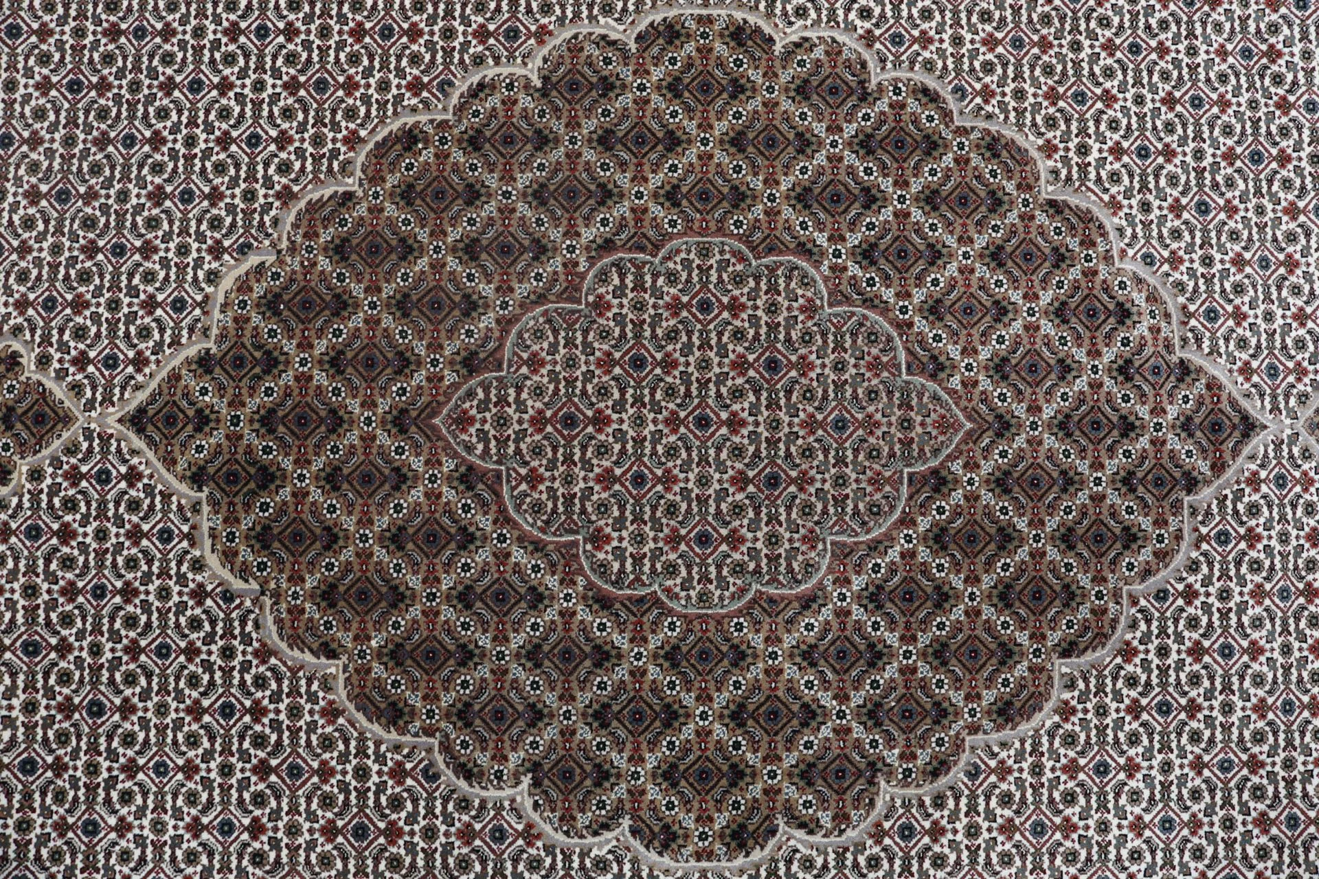 Tabriz Indian Rug 253 × 348 cm in Wool, hand-knotted - Image 9