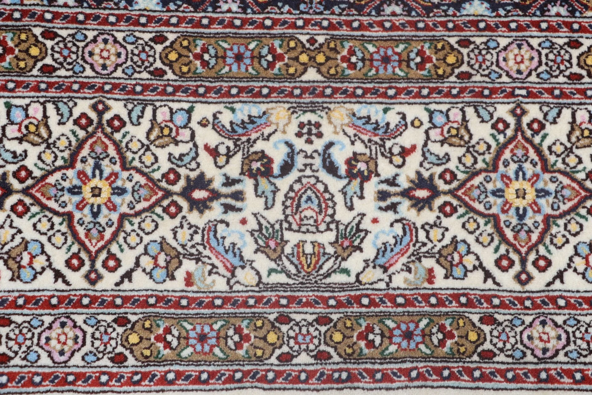 Moud Persian Rug 195 × 305 cm in Wool, hand-knotted - Image 8