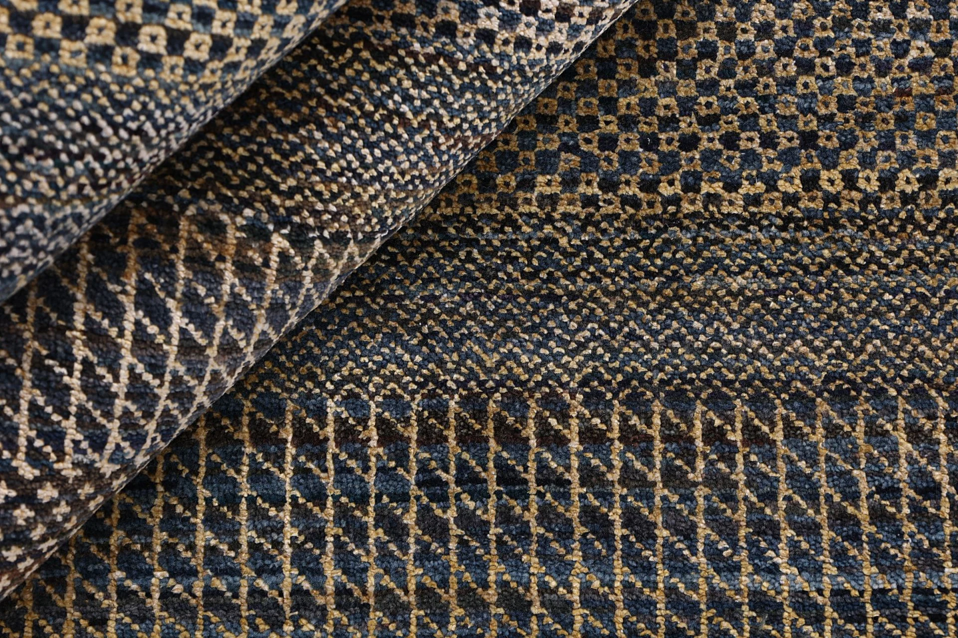 Indian Rug 247 × 303 cm in Wool & Silk, hand-knotted - Image 8