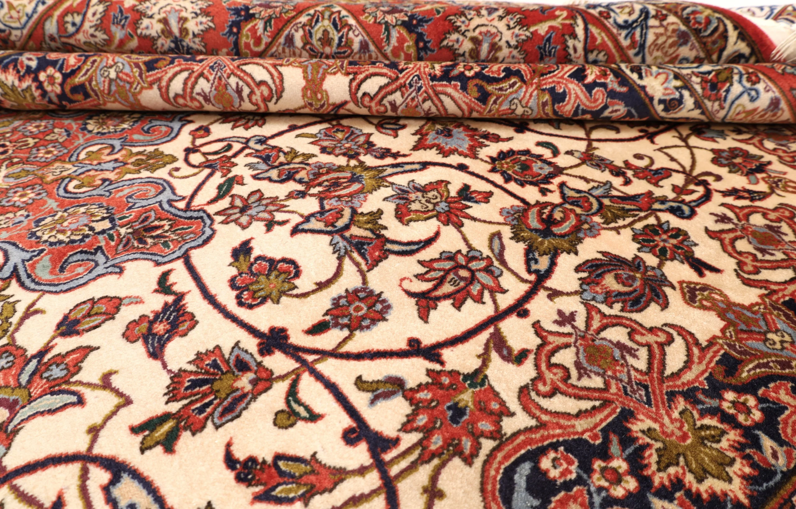 Hand-Knotted Isfahan Persian Rug, 298 × 198 cm, Wool & Silk - Image 4