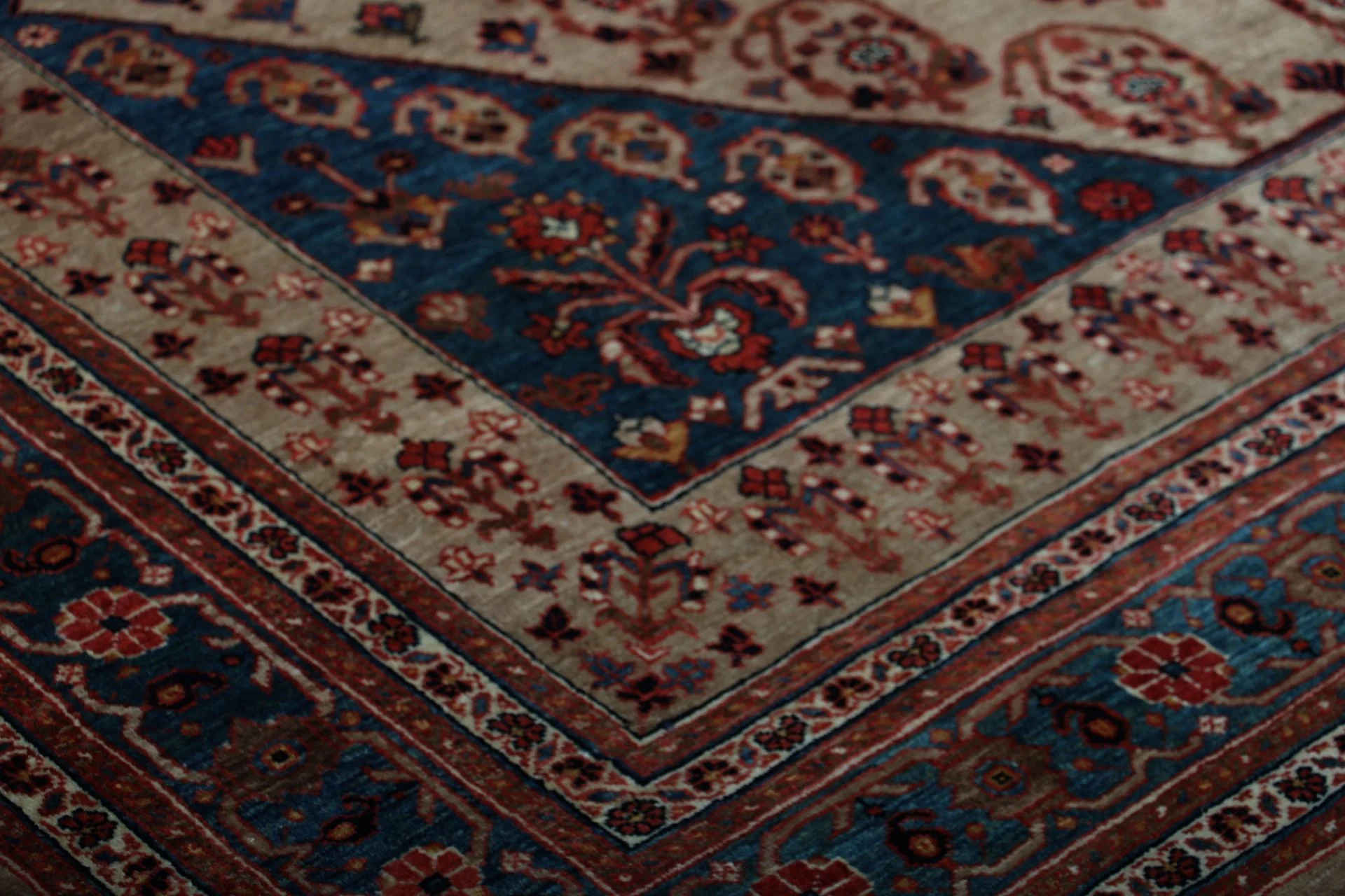Hand-Knotted Qashqai Persian Rug, 209 × 241 cm, Wool - Image 5