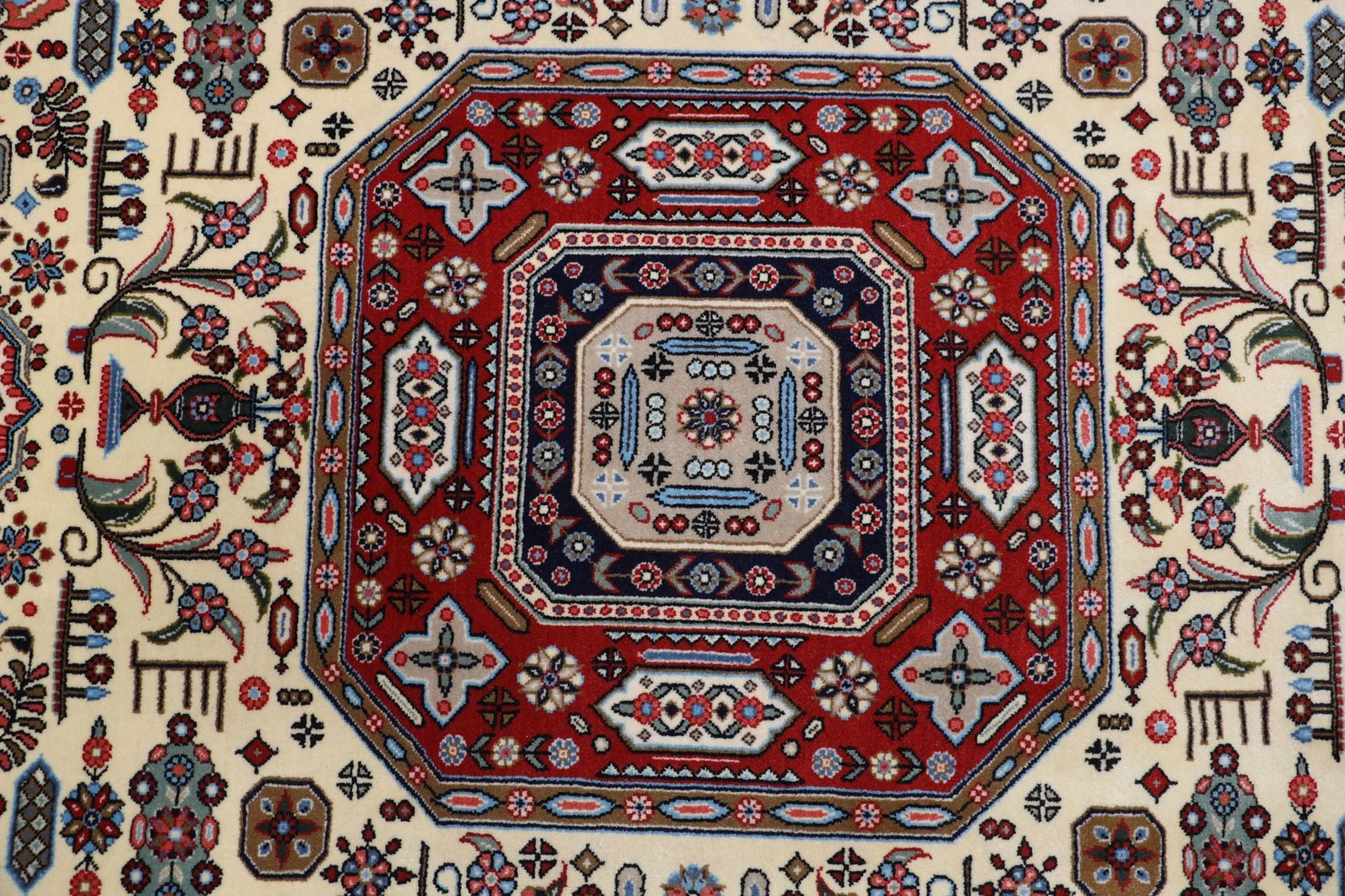 Wool Qom Persian Rug 195 × 295 cm, hand-knotted - Image 9