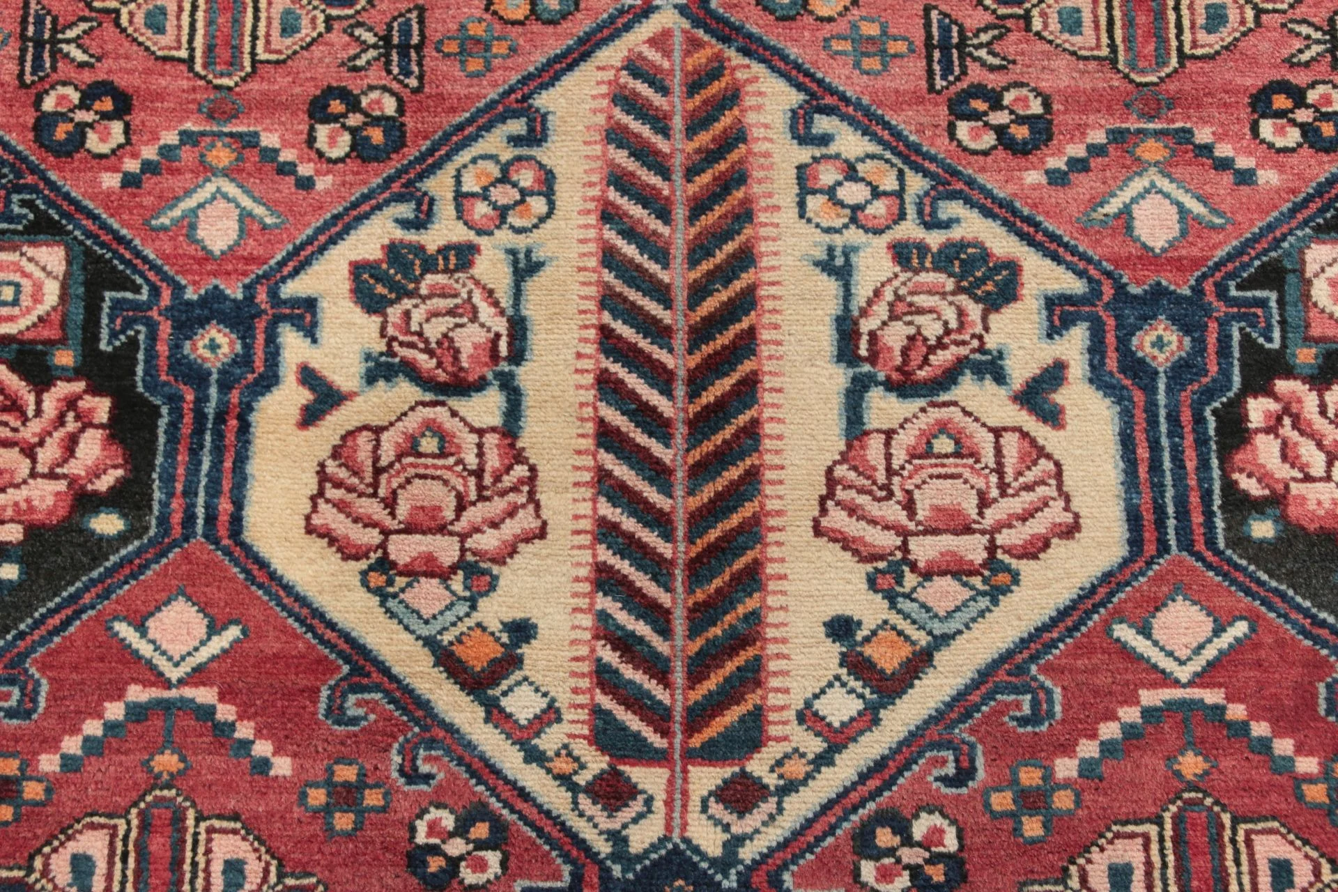 Bakhtiari Persian Rug 165 × 246 cm in Wool, hand-knotted - Image 3