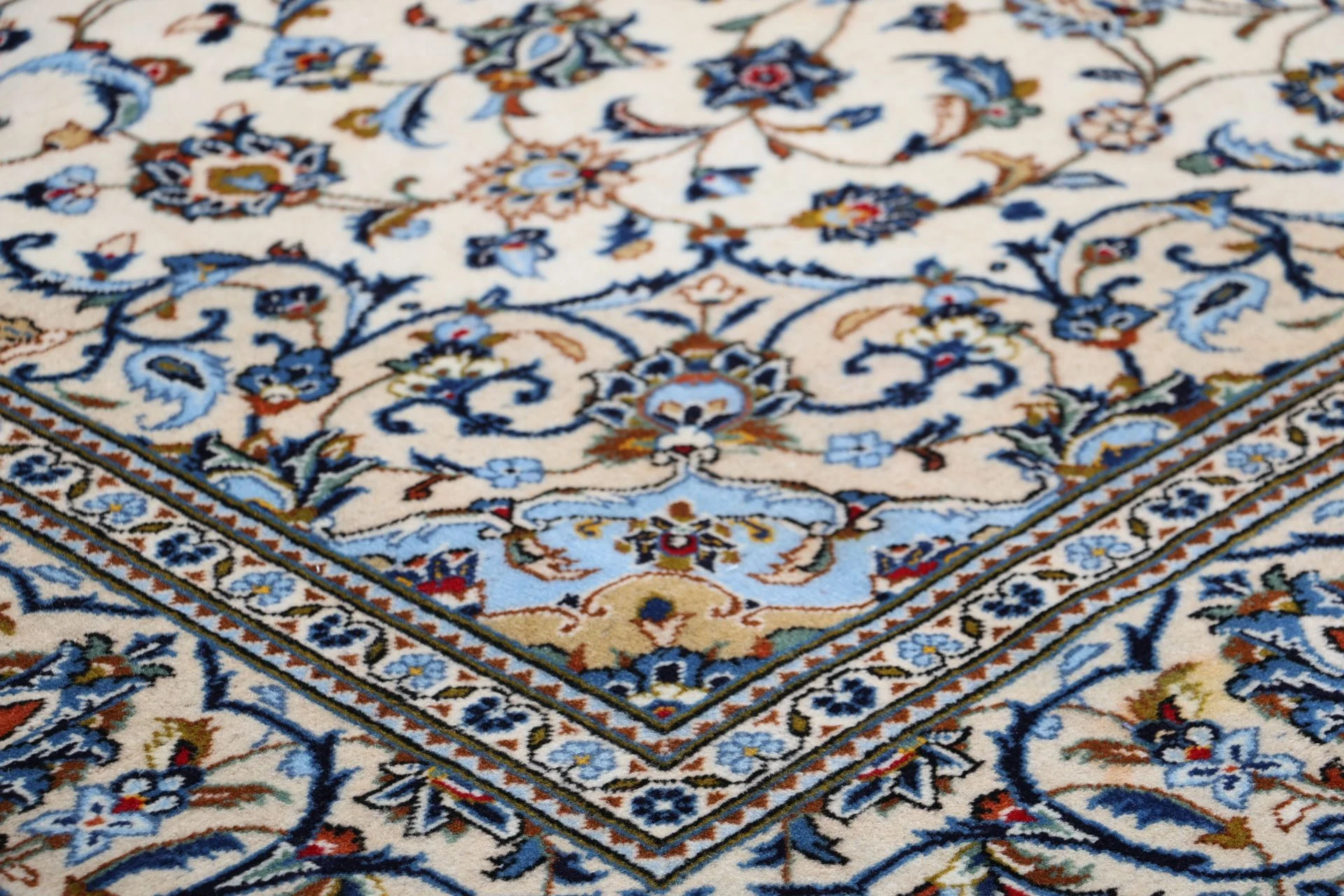 Wool Kashan Persian Rug 198 × 294 cm, hand-knotted - Image 5