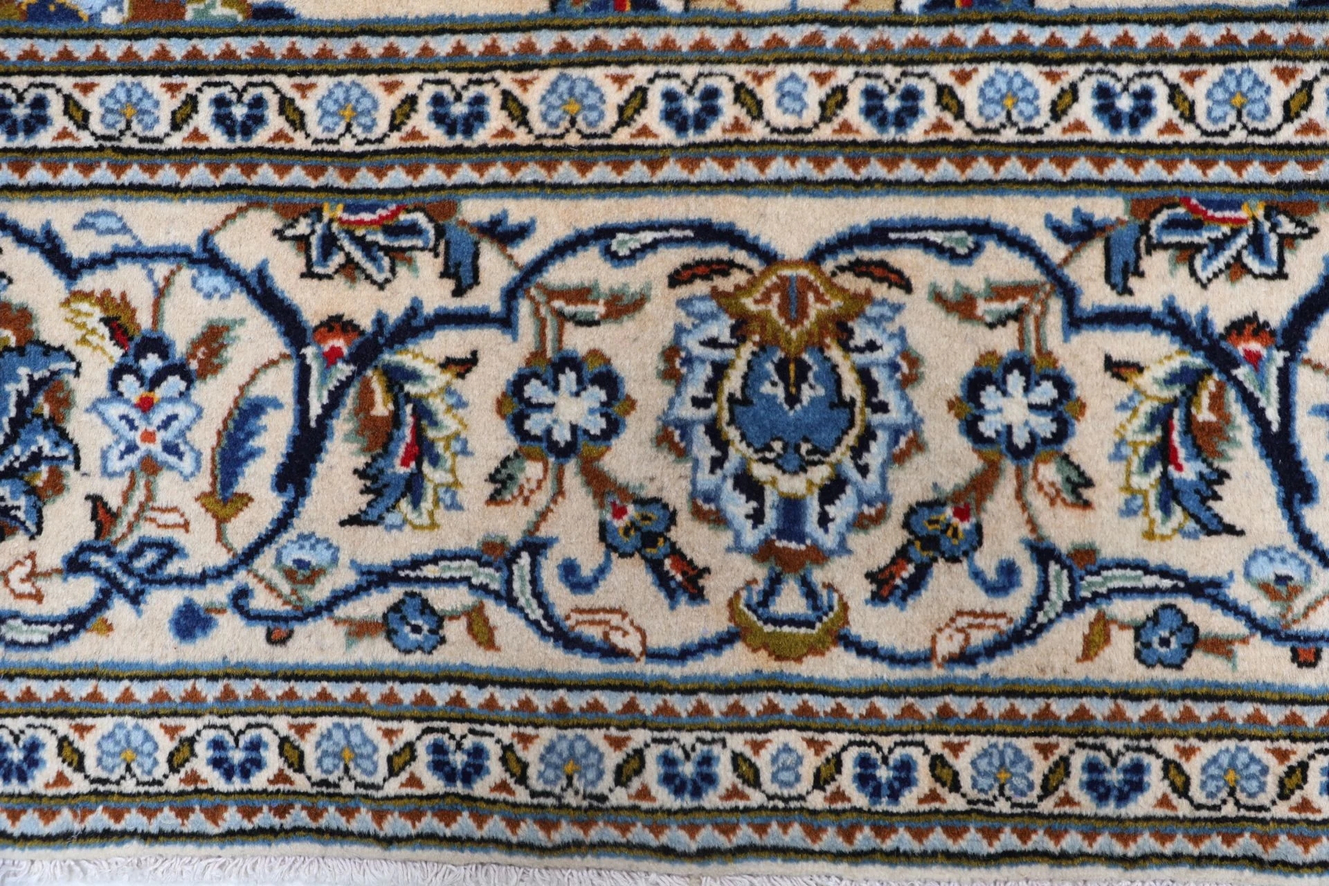 Wool Kashan Persian Rug 198 × 294 cm, hand-knotted - Image 8