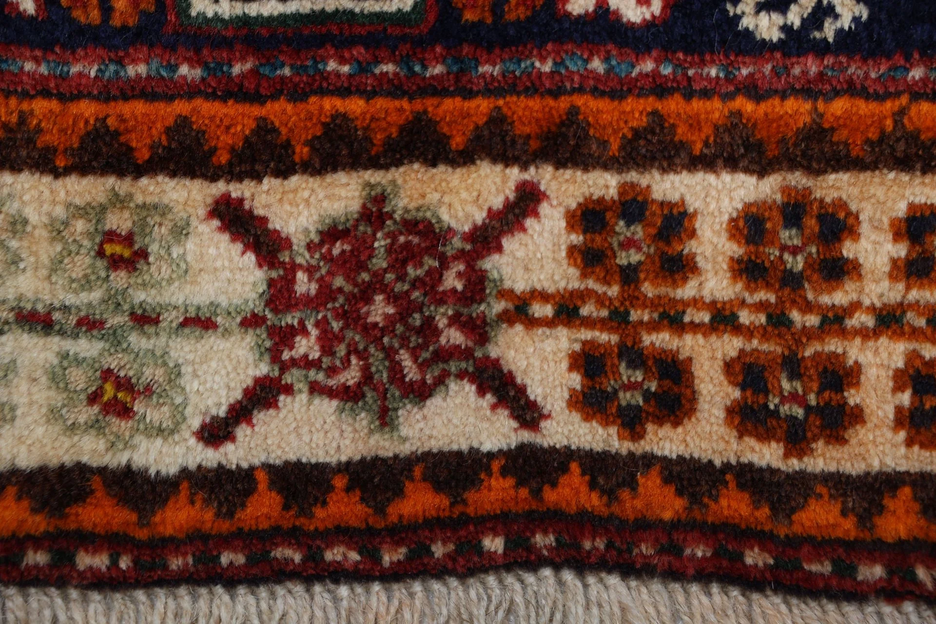 Wool Shiraz Persian Rug 173 × 265 cm, hand-knotted - Image 8