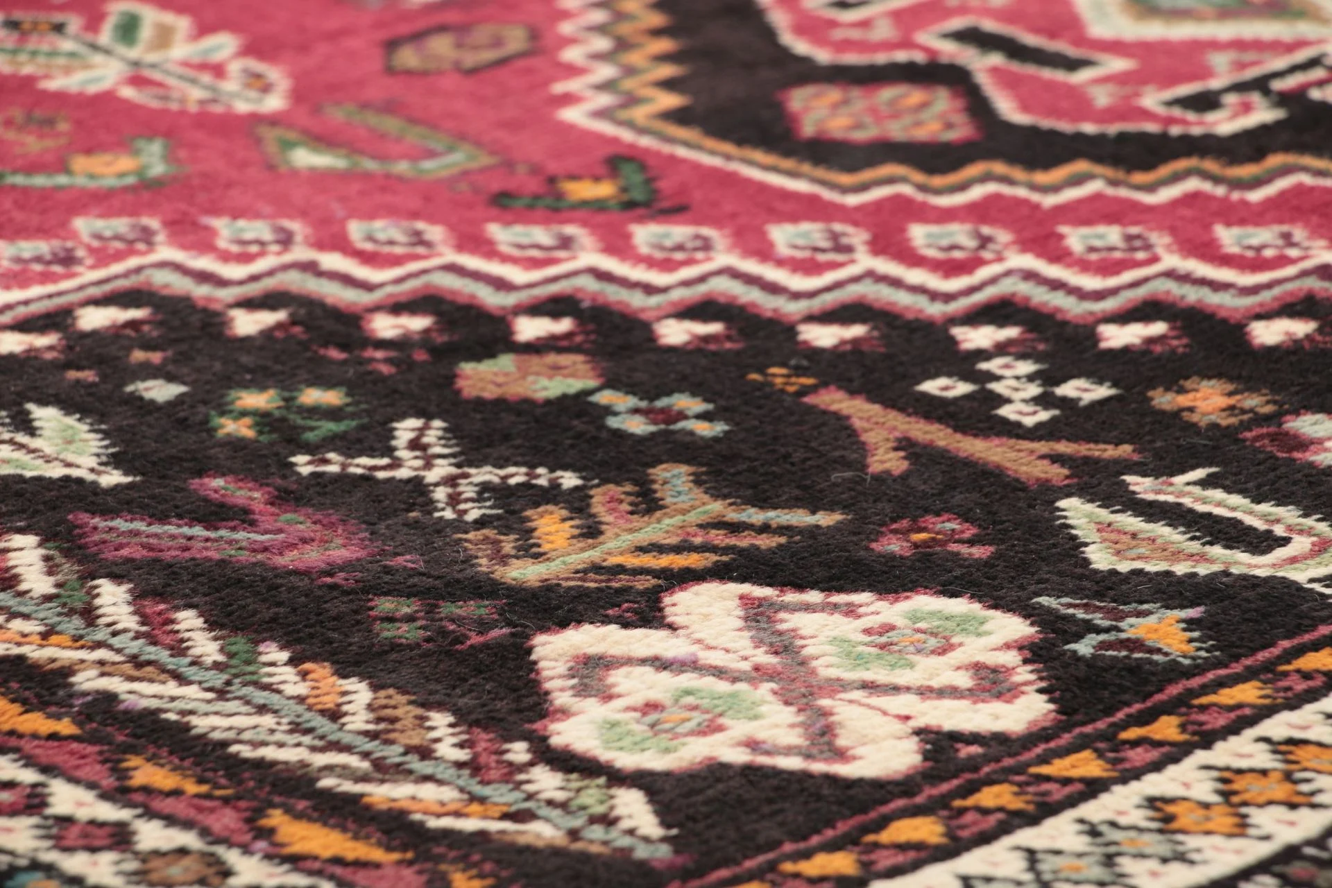 Hand-Knotted Qashqai Persian Rug, 128 × 165 cm, Wool - Image 5