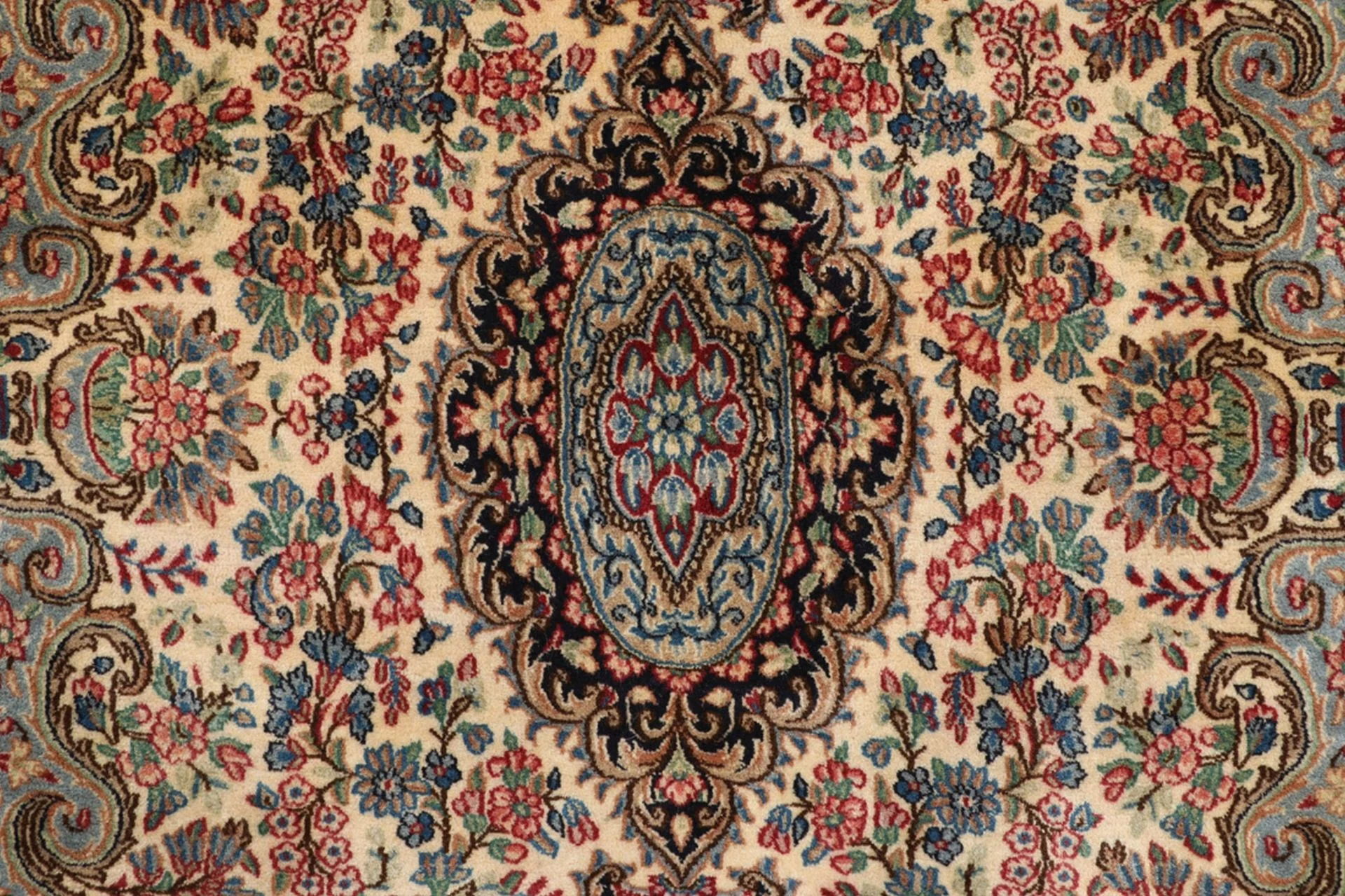 Alternative view of Kerman Persian Rug 150 × 243 cm in Wool, hand-knotted