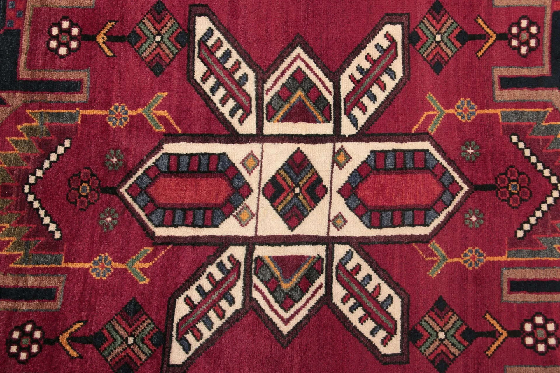 Hand-Knotted Bakhtiari Persian Rug, 165 × 215 cm, Wool - Image 3