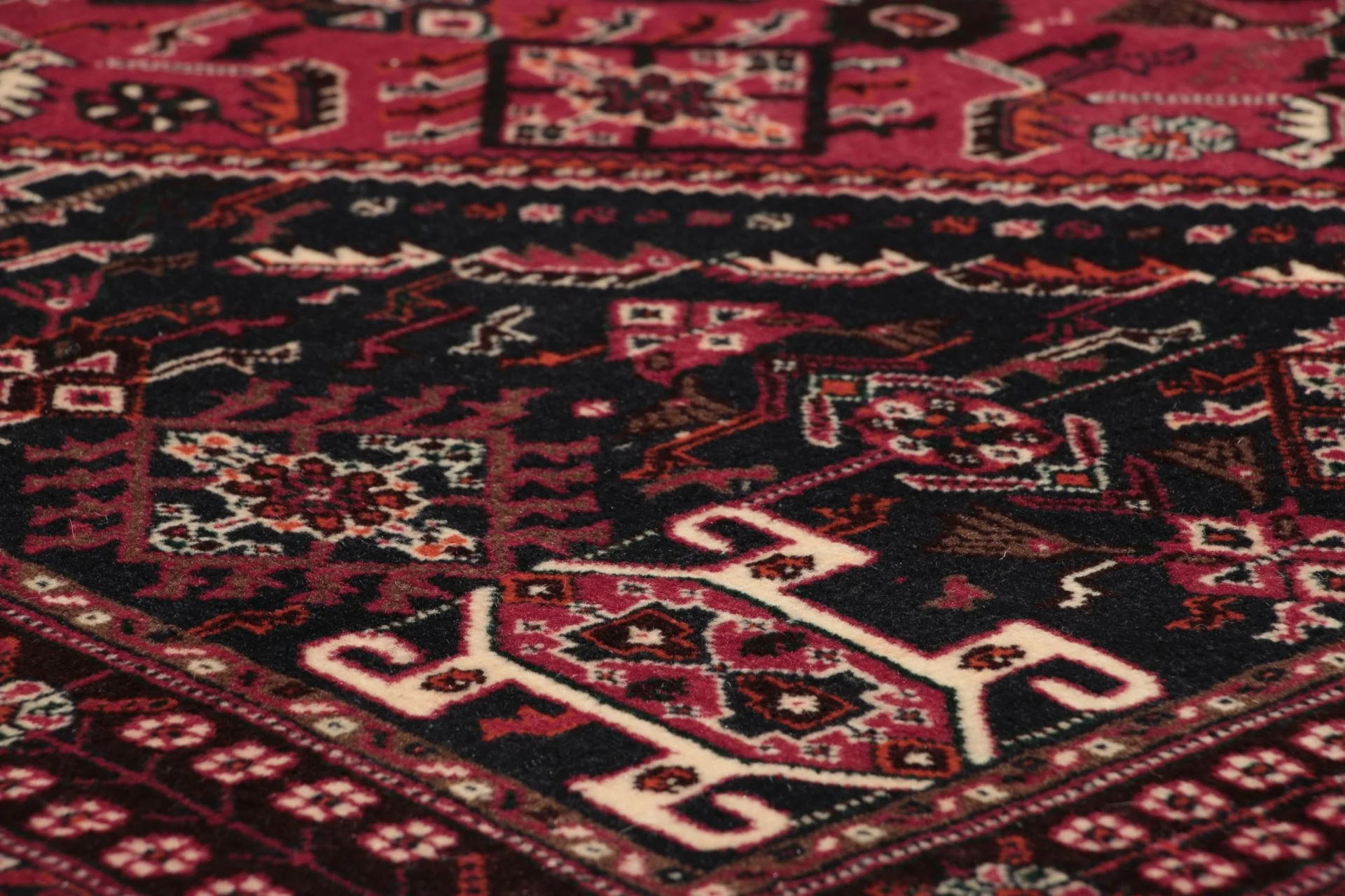 Wool Persian Rug 135 × 205 cm, hand-knotted - Image 4