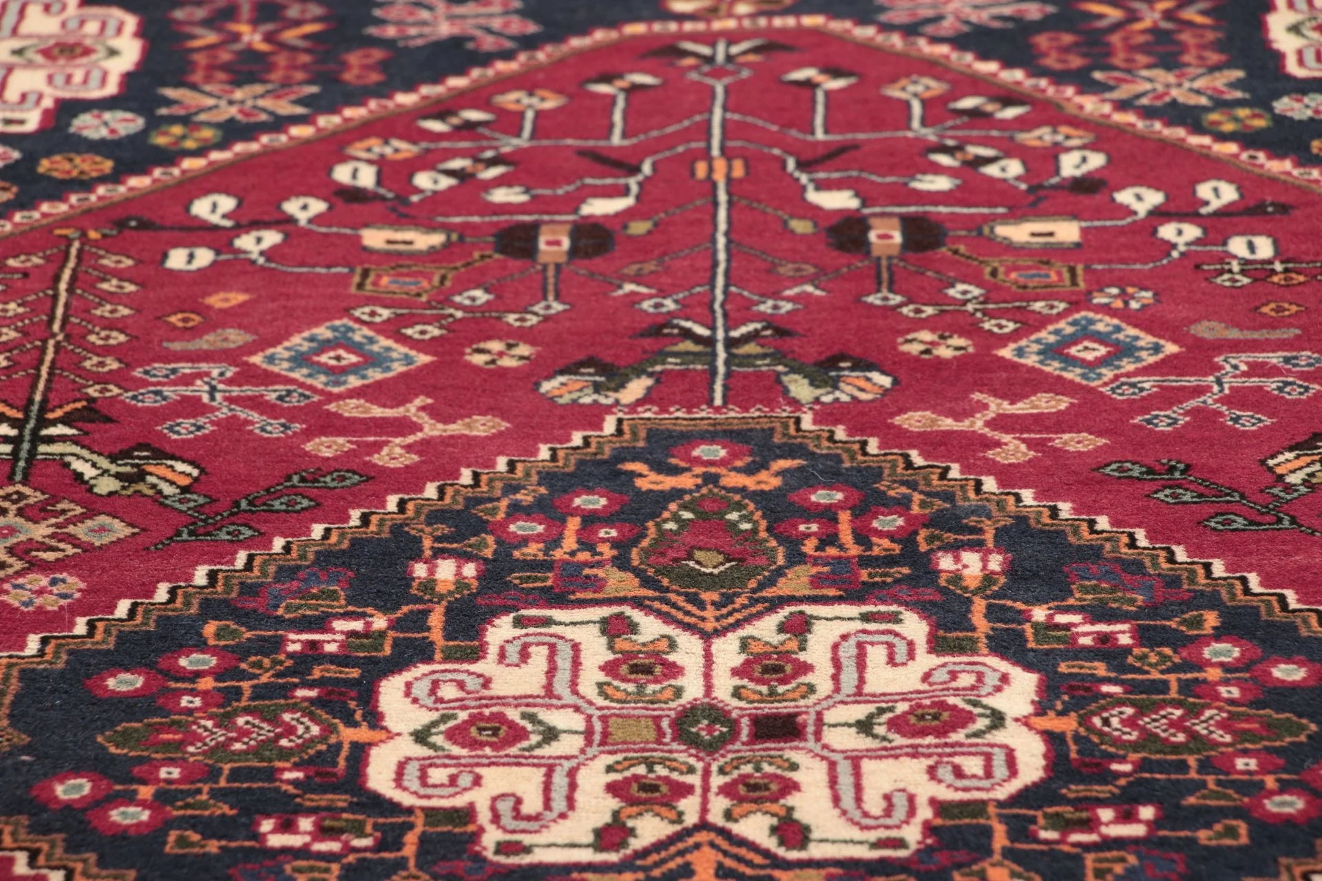 Qashqai Persian Rug 137 × 195 cm in Wool, hand-knotted - Image 4