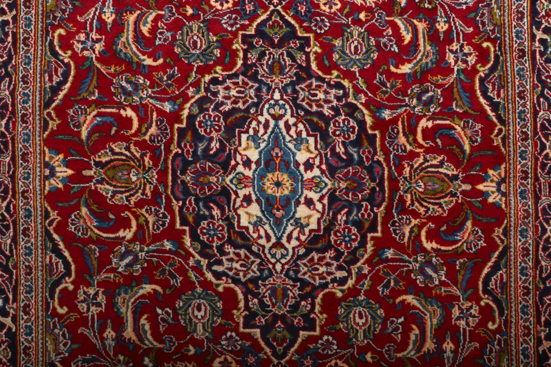 Alternative view of Kashan Persian Rug 136 × 206 cm in Wool, hand-knotted