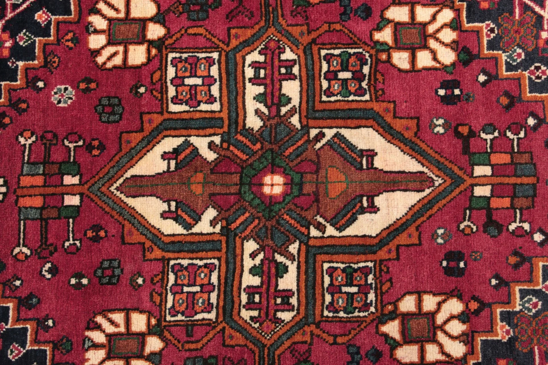 Hand-Knotted Qashqai Persian Rug, 137 × 218 cm, Wool - Image 3