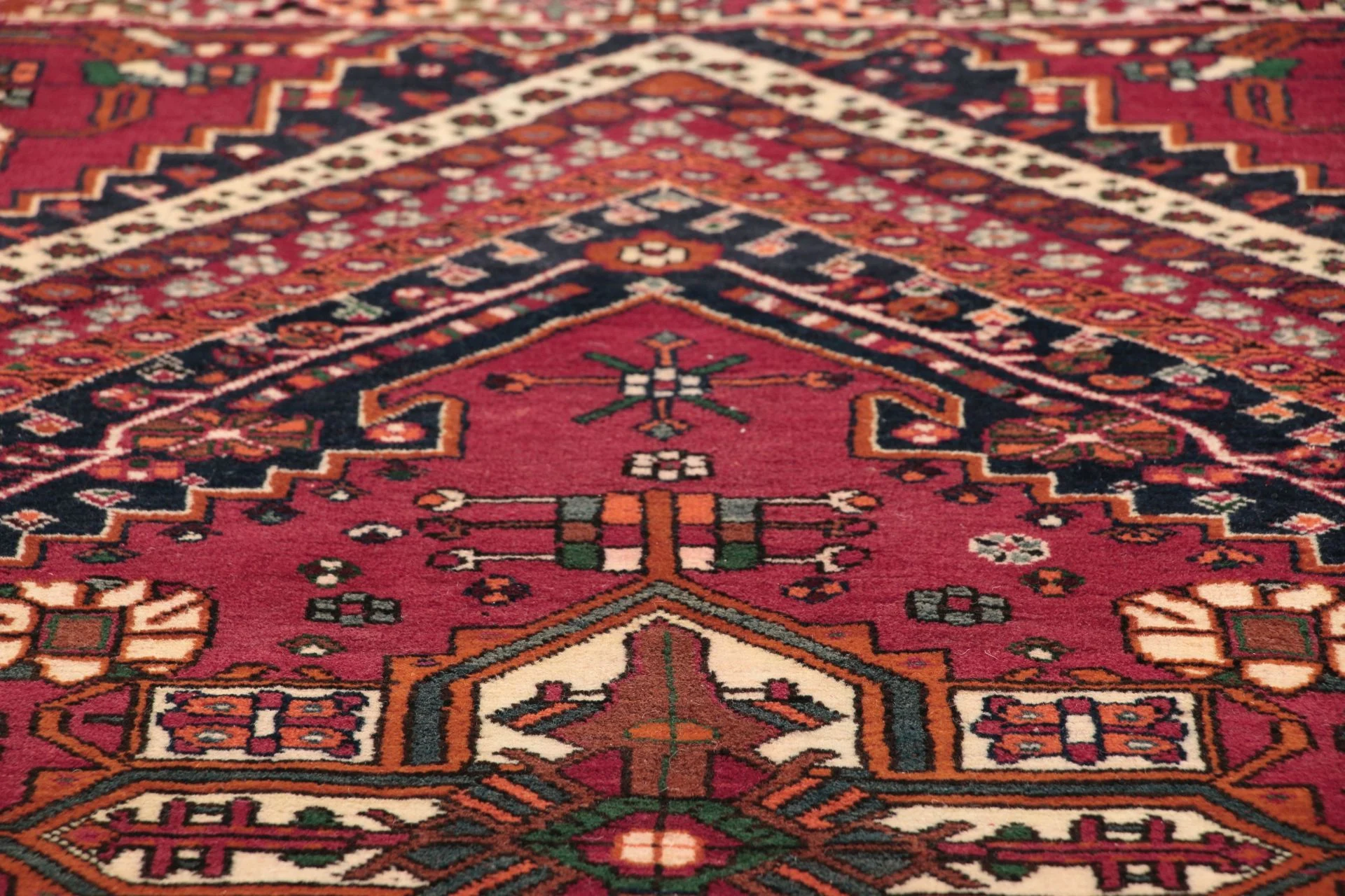 Hand-Knotted Qashqai Persian Rug, 137 × 218 cm, Wool - Image 4